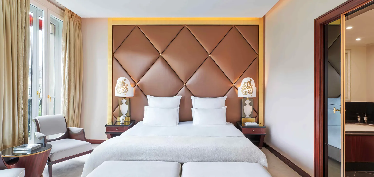 Lit de la grande suite prestige Champs Élysées au Fouquet's Paris