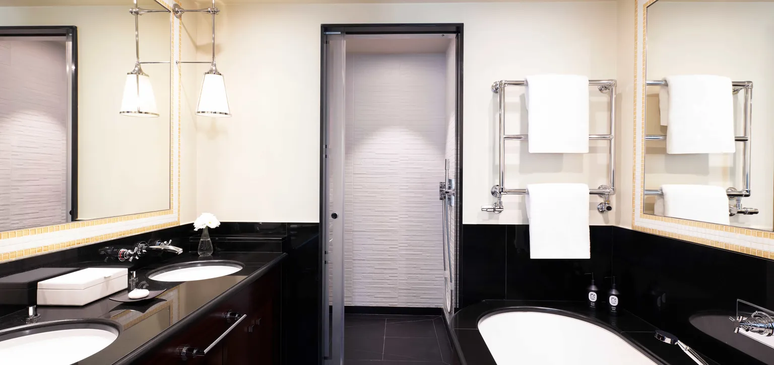 Salle de bain de la suite supérieure au Fouquet's Paris