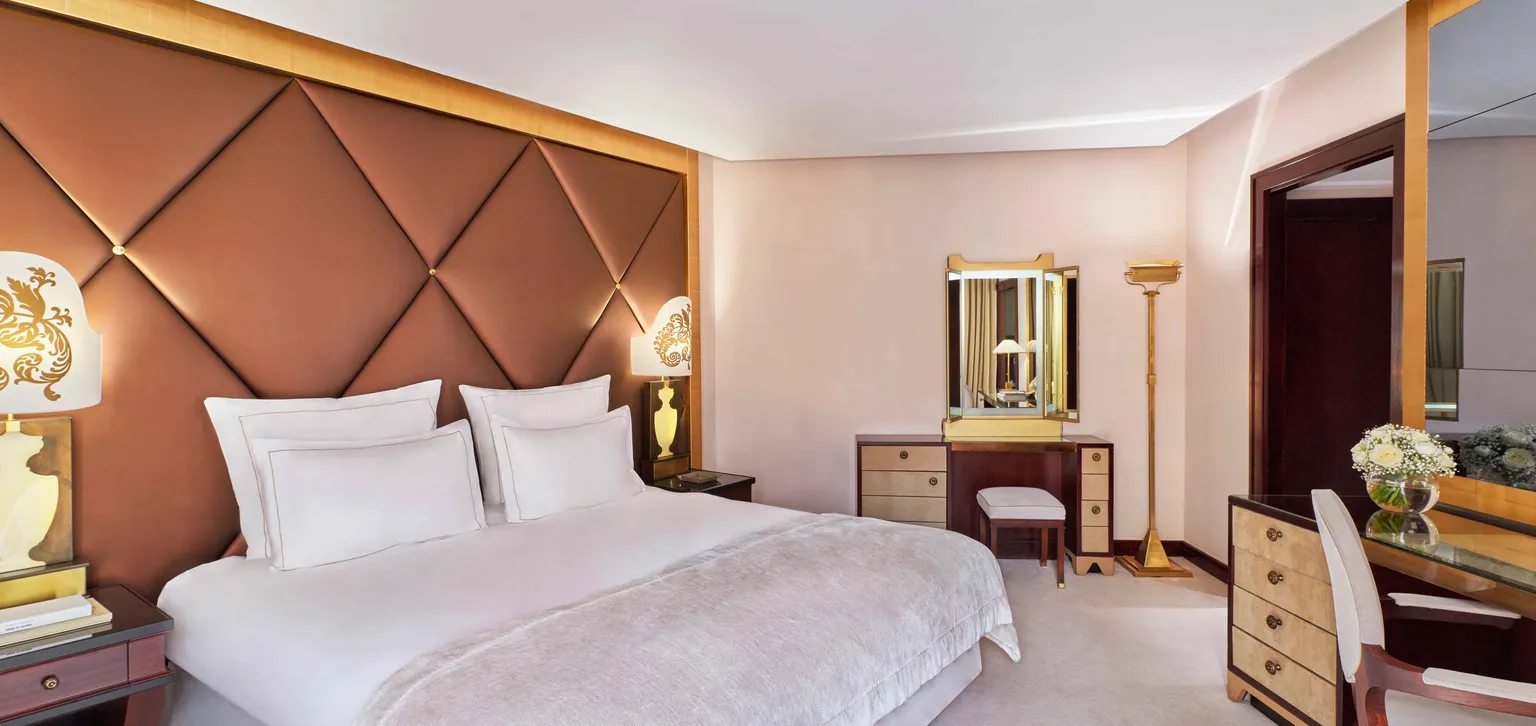 Coin nuit de la chambre deluxe au Fouquet's Paris