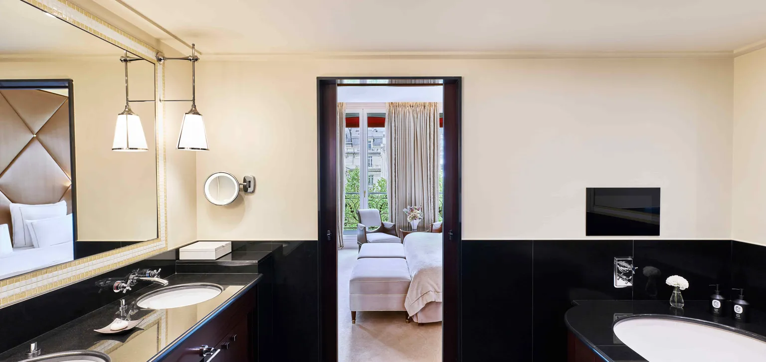 Salle de bain de la grande suite prestige Champs Élysées au Fouquet's Paris