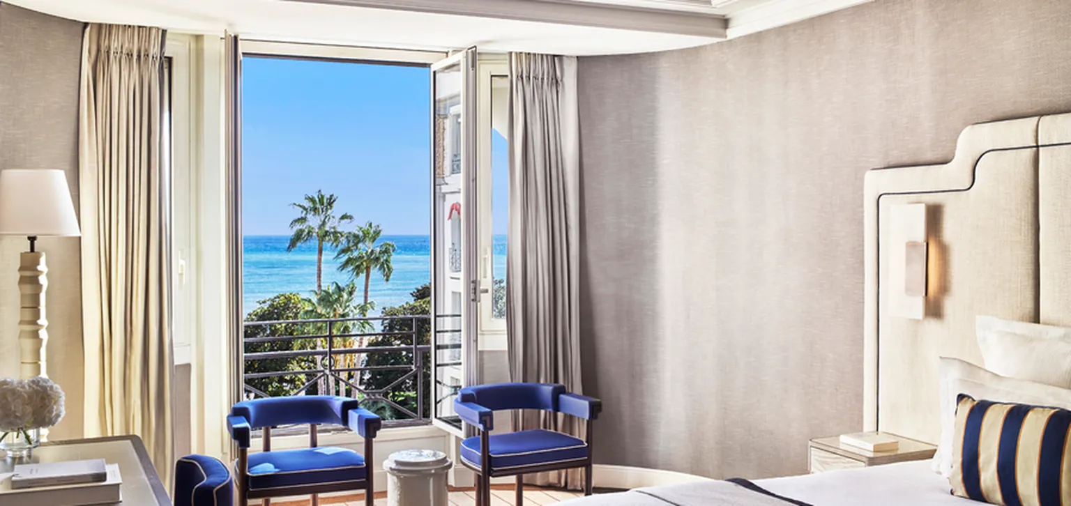 Coin nuit et terrasse de la chambre prestige mer au Majestic à Cannes