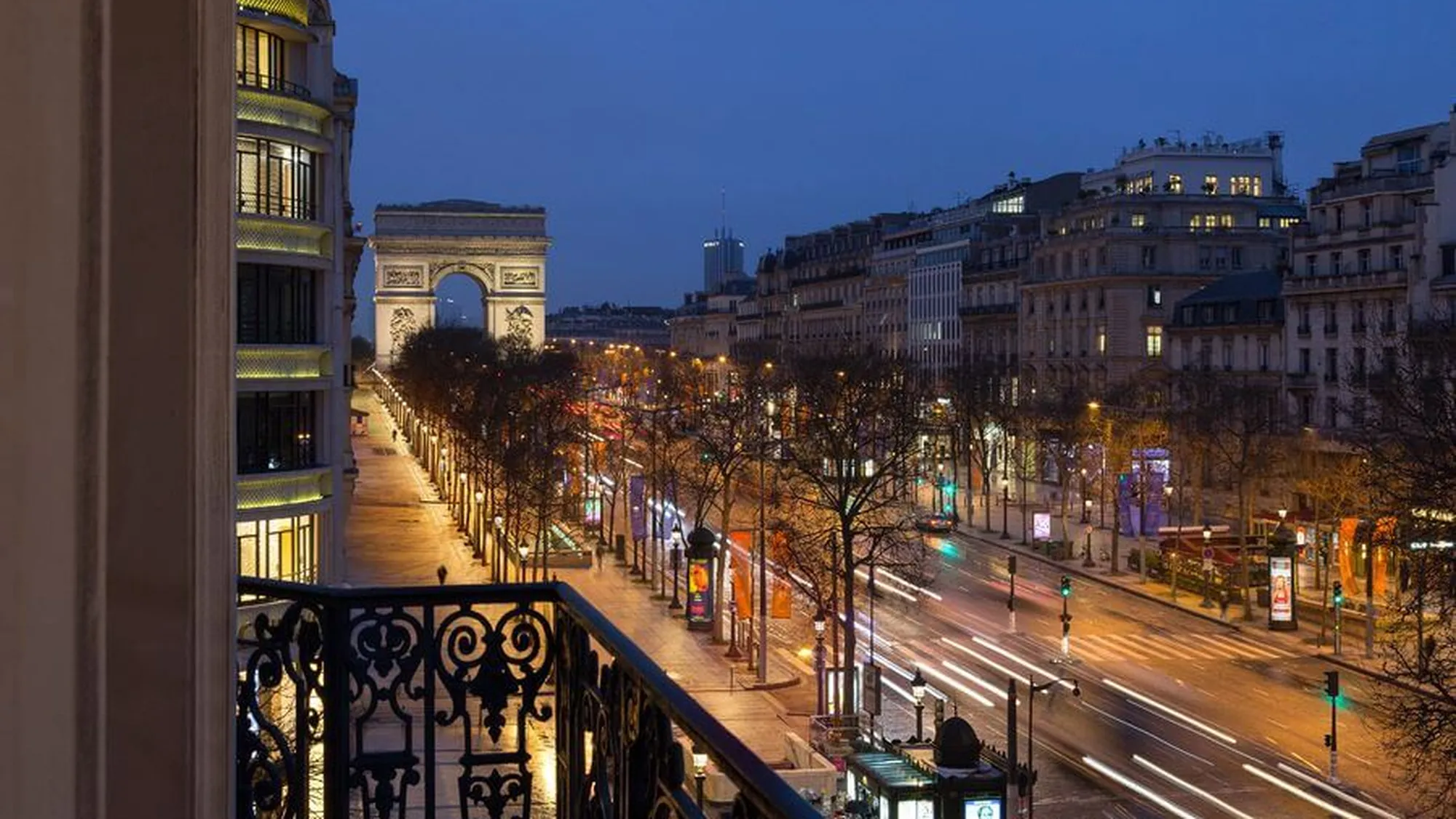 Vue sur les champs Elysées de nuit Paris