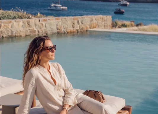 Fouquets mykonos, détente au borde de la piscine