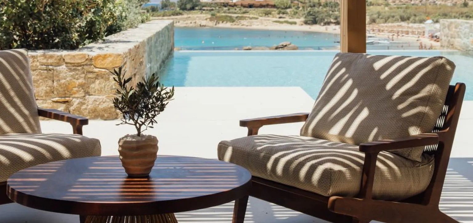 Fouquets mykonos, piscine et fauteuils