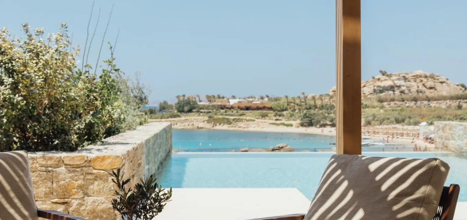 Fouquets mykonos, piscine et fauteuils