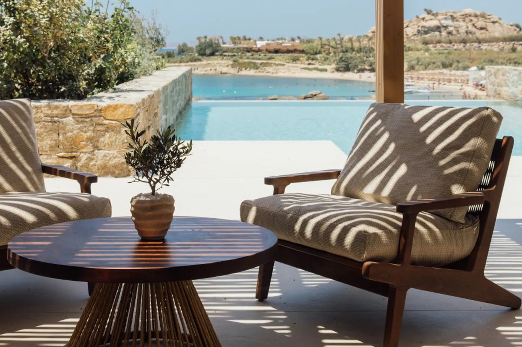 Fouquets mykonos, piscine et fauteuils