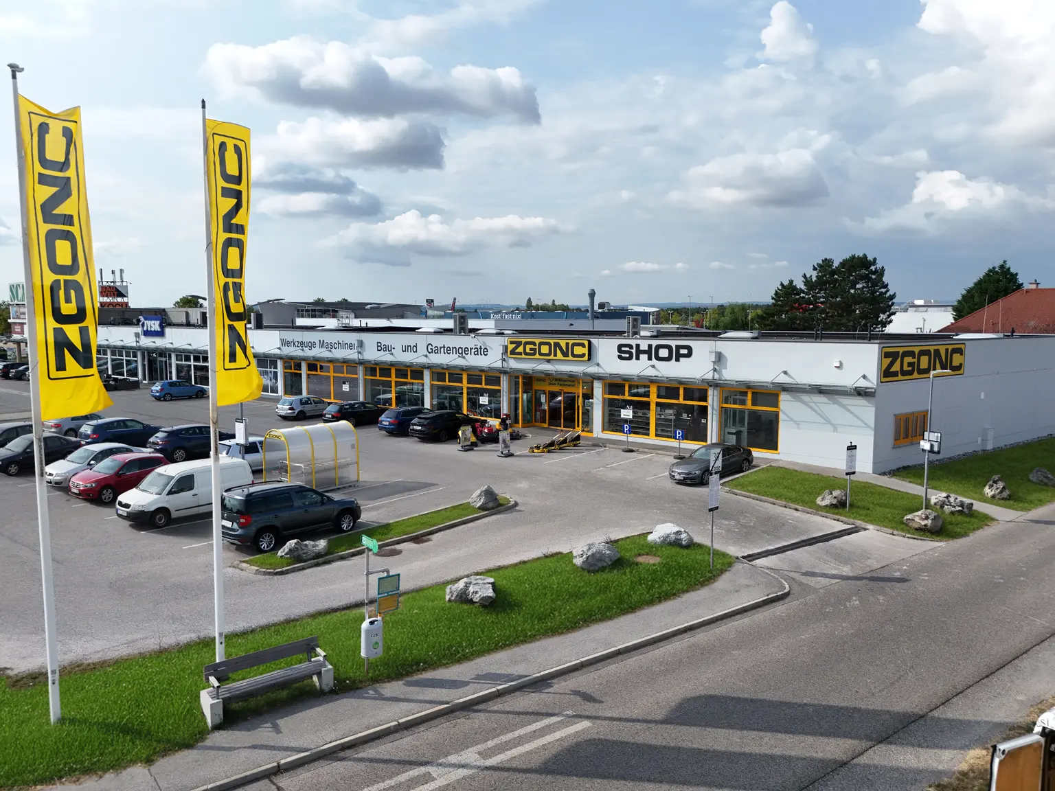 Bild des ZGONC-Standortes Eisenstadt mit Parkplatz und Umgebung aus der Vogelperspektive.