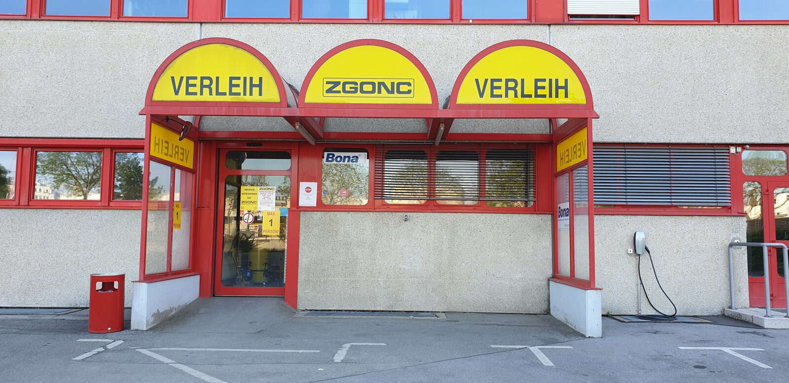 Ansicht des barrierefreien Eingangs zum Verleih in der ZGONC-Zentrale in Wien 03