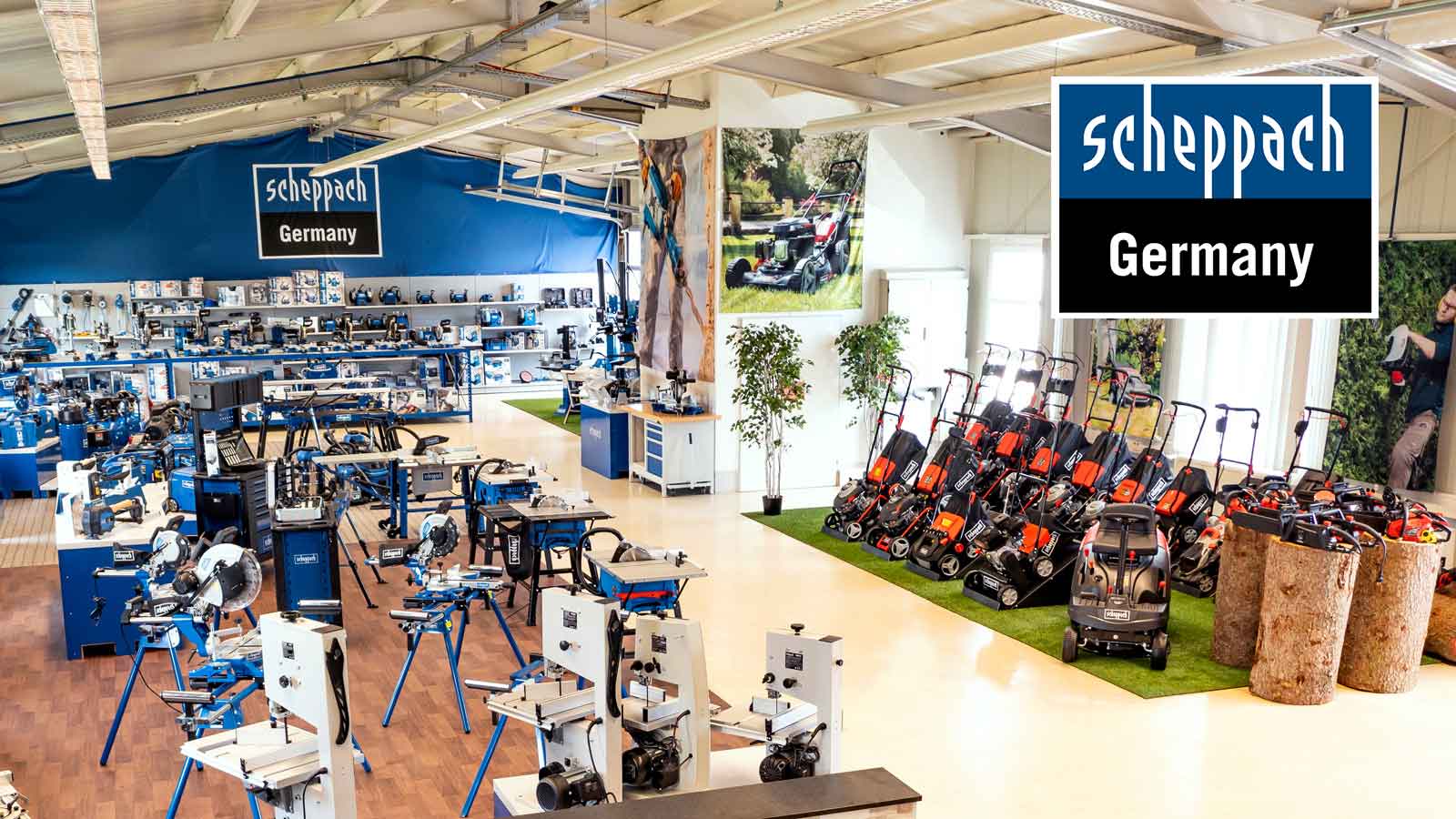 Scheppach Germany Showroom mit Werkzeugmaschinen, Rasenmähern und Gartengeräten in einer großen, modernen Ausstellungshalle.