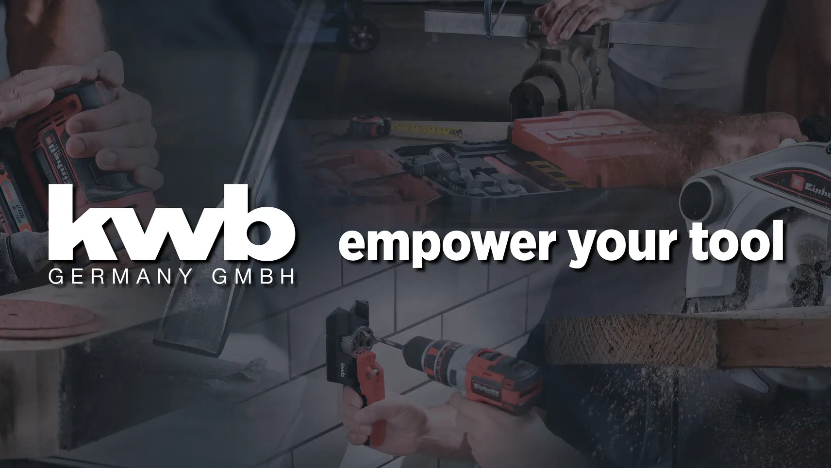 KWB Germany GmbH Logo mit Slogan „empower your tool" vor Hintergrund mit Elektrowerkzeugen wie Bohrmaschine und Schleifer.