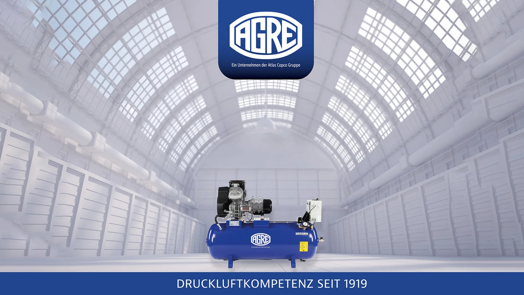 AGRE Druckluftkompressor in Blau in einer Halle, mit Logo und Slogan „Druckluftkompetenz seit 1919".