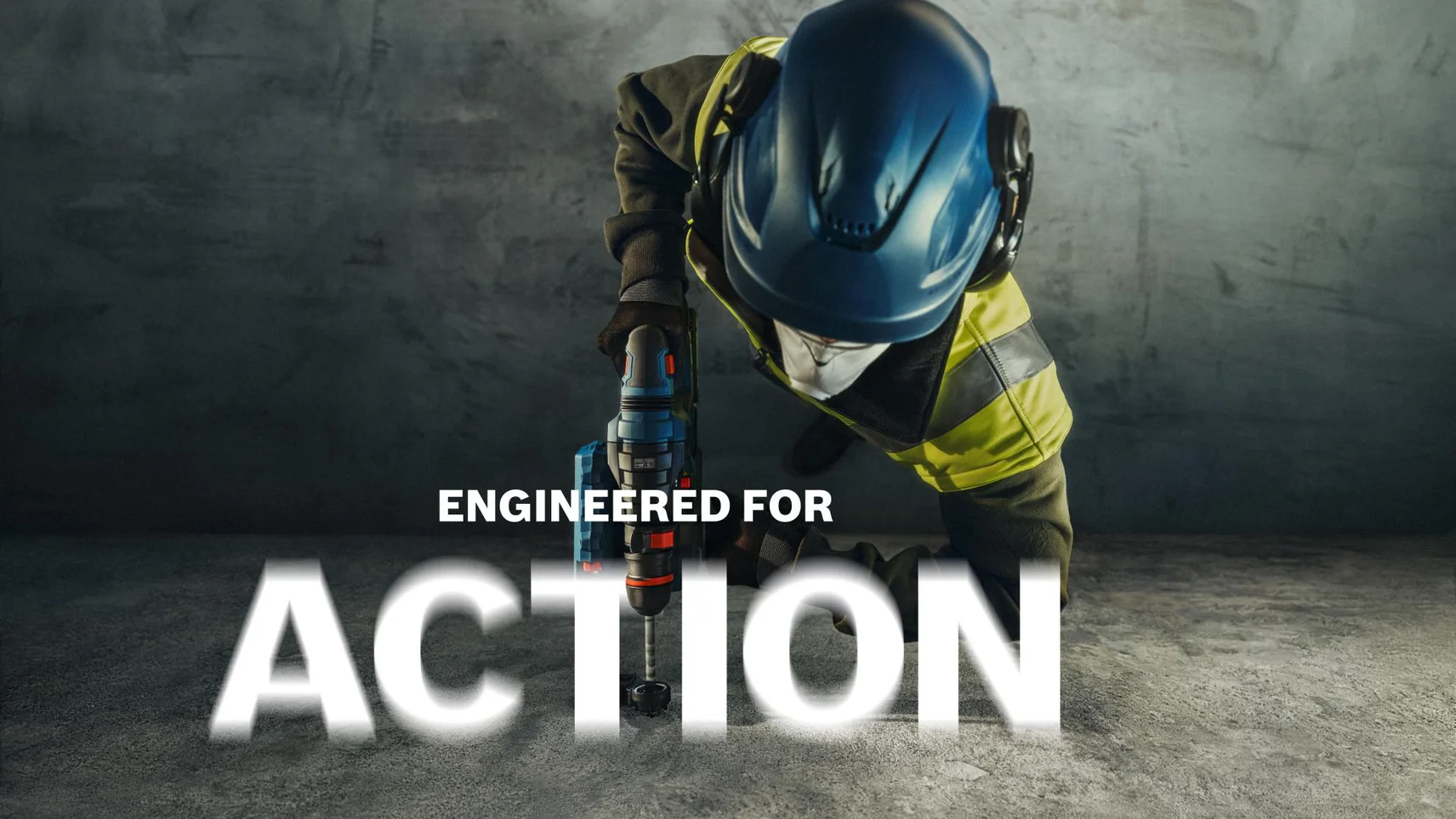 Arbeiter mit blauem Schutzhelm und Warnweste bohrt mit Akku-Bohrmaschine. Slogan: „Engineered for Action".