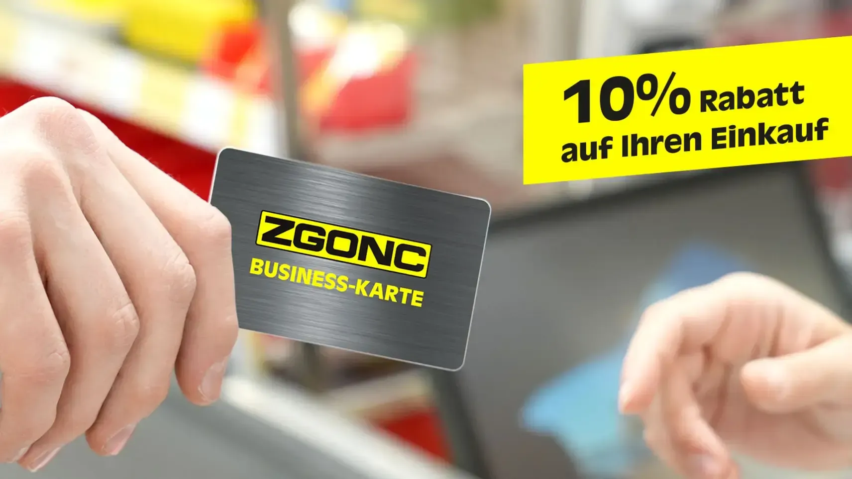Hand hält ZGONC Business-Karte aus Metall. Gelbes Banner: „10% Rabatt auf Ihren Einkauf". Kassenhintergrund unscharf.