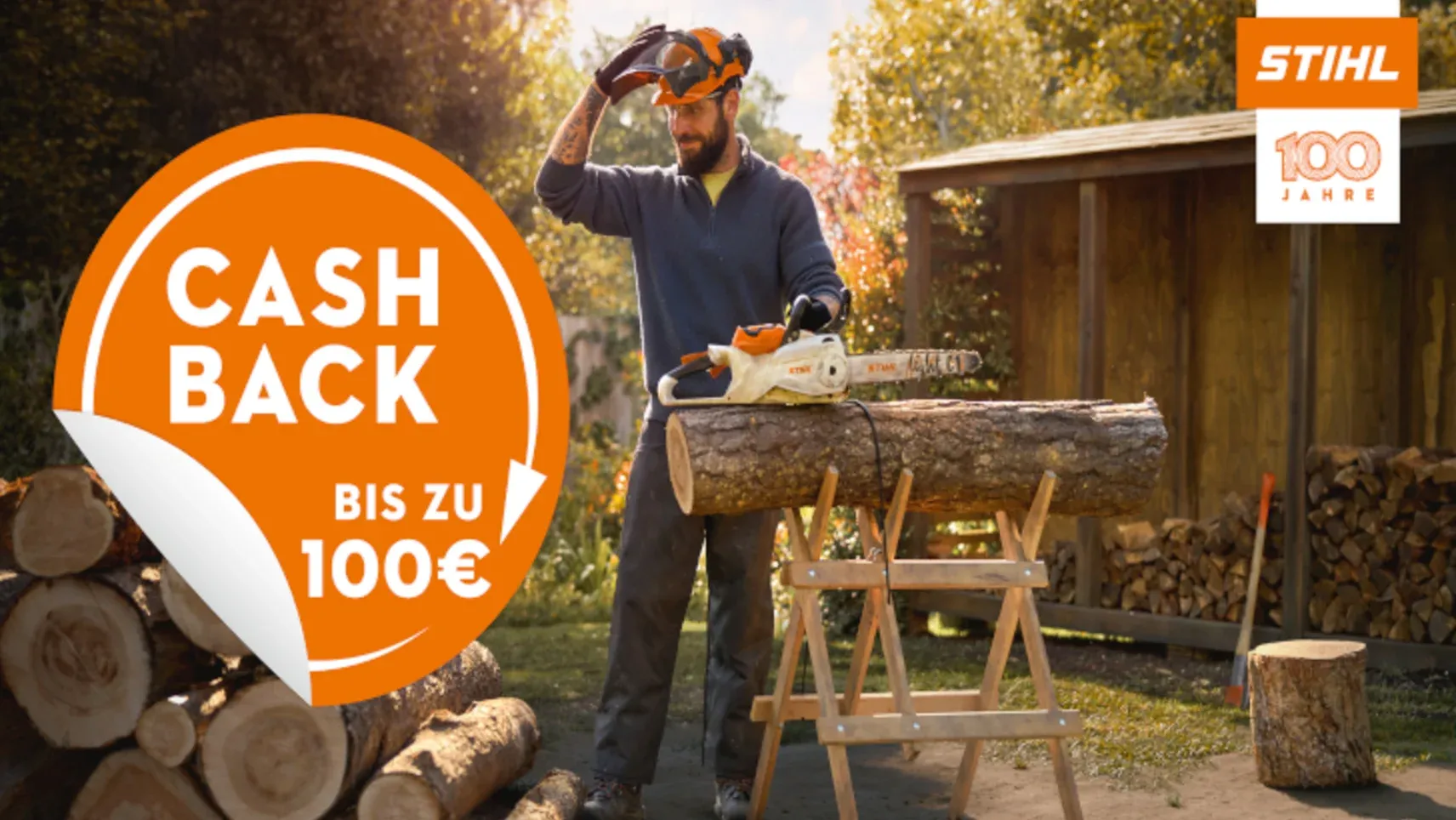 STIHL Cashback-Aktion: Mann sägt Holzstamm mit STIHL-Kettensäge im Garten. Angebot: bis zu 100 € zurück. 100 Jahre STIHL.