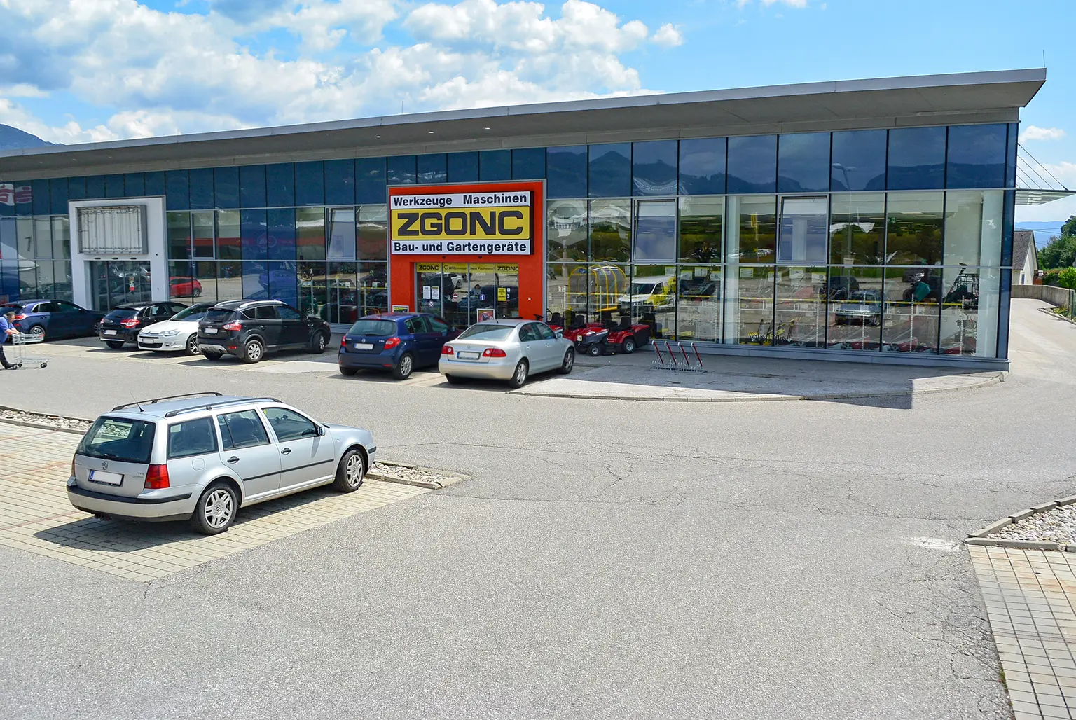 Bild des ZGONC-Standortes Wolfsberg mit Parkplatz und Umgebung aus der Vogelperspektive