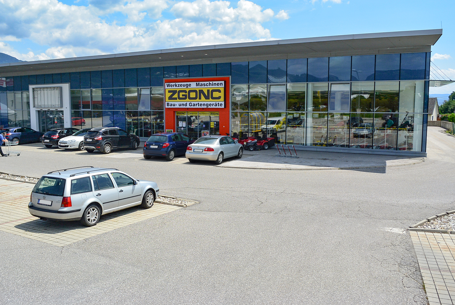 Bild des ZGONC-Standortes Wolfsberg mit Parkplatz und Umgebung aus der Vogelperspektive
