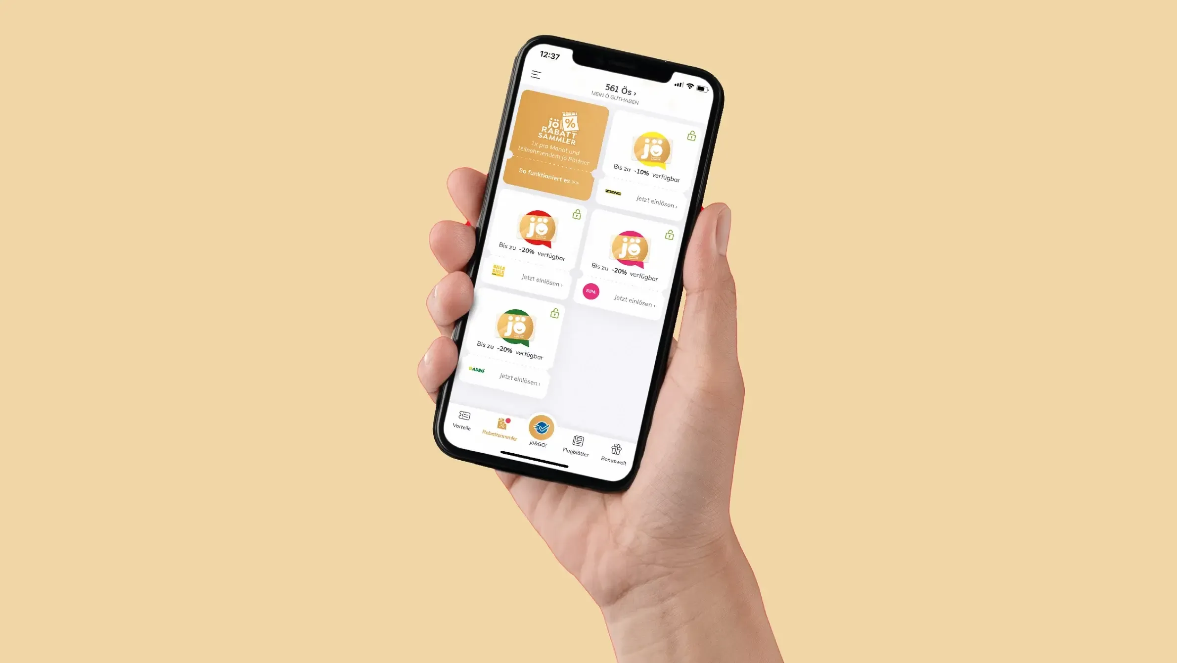 Hand hält Smartphone mit der jö Bonus-App, die Rabattangebote und Ö-Punkte-Guthaben auf dem Bildschirm zeigt.