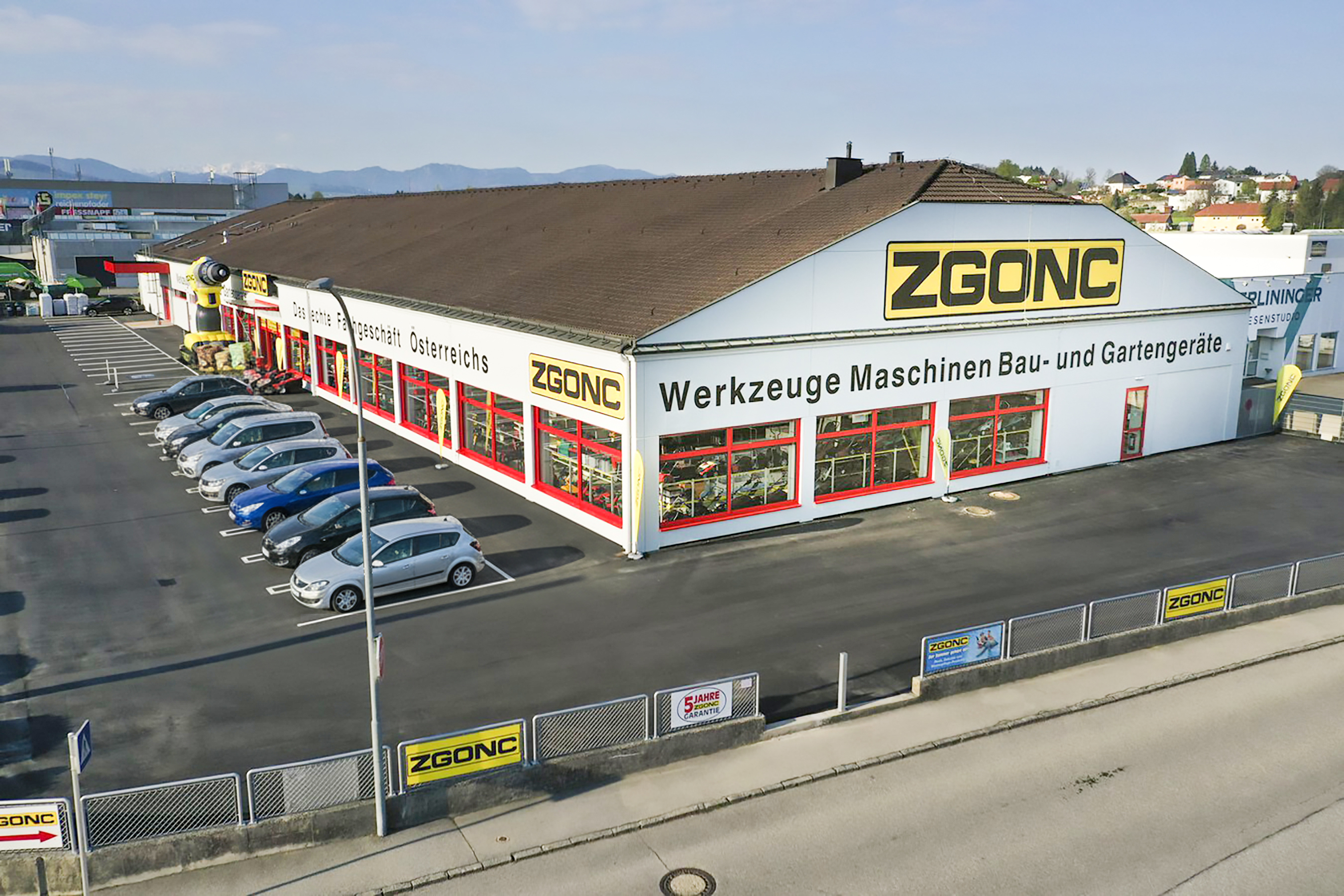 Bild des ZGONC-Standortes Steyr mit Parkplatz und Umgebung aus der Vogelperspektive