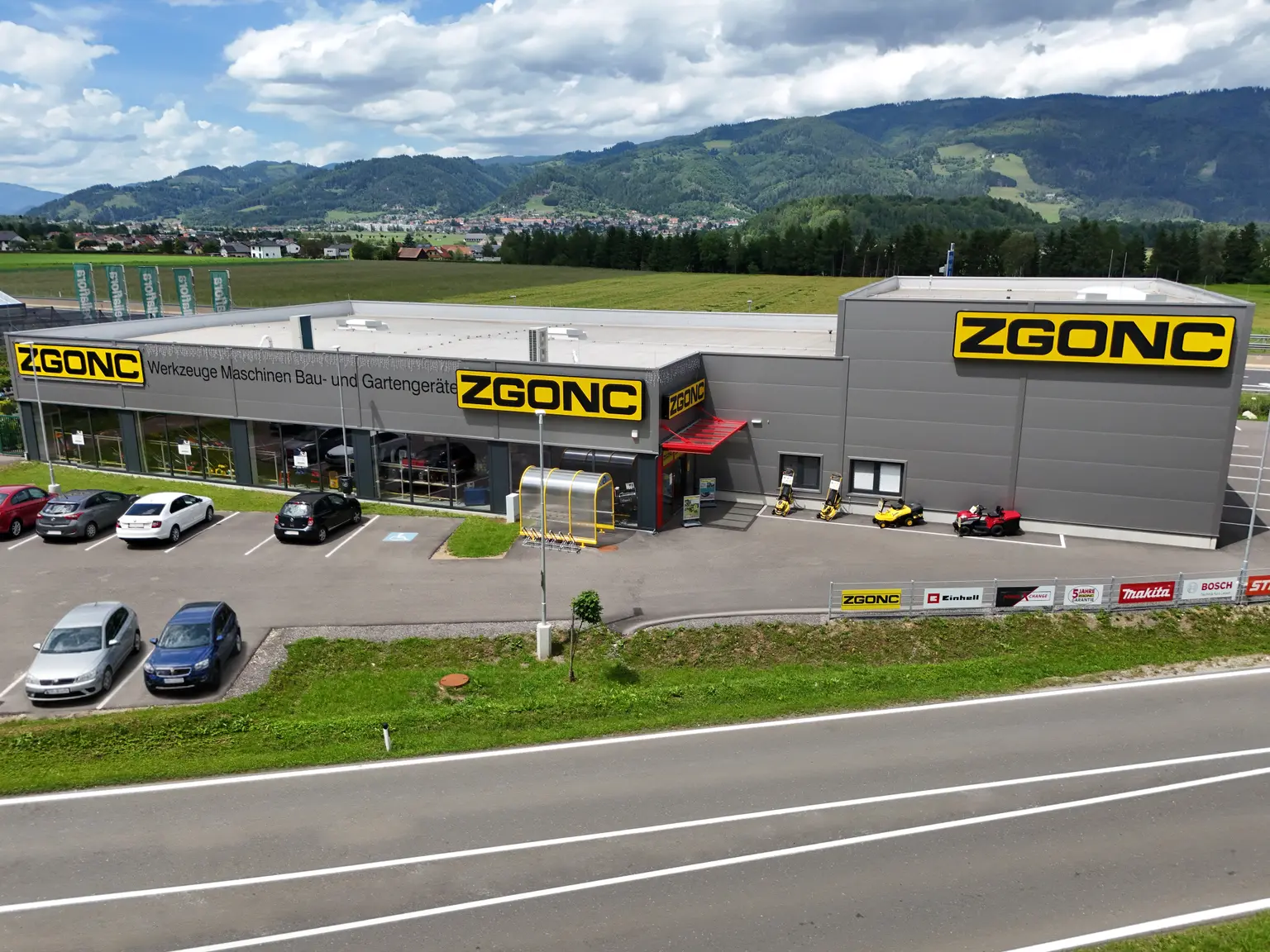 Bild des ZGONC-Standortes Fohnsdorf mit Parkplatz und Umgebung aus der Vogelperspektive.