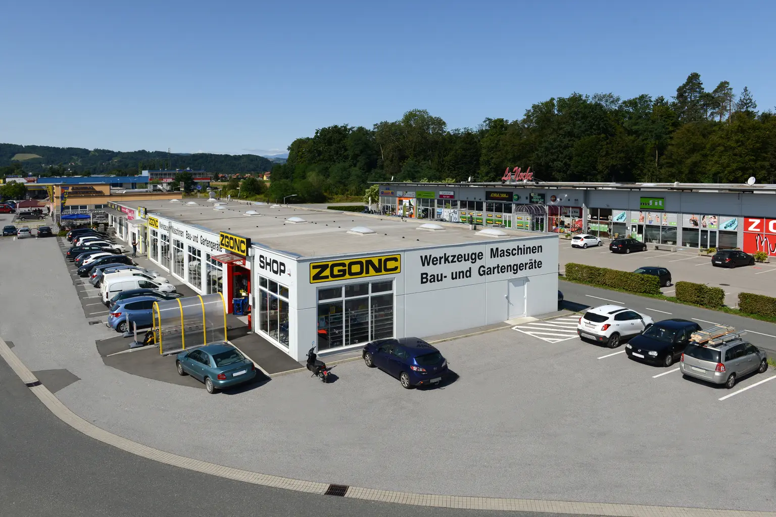 Bild des ZGONC-Standortes Gralla mit Parkplatz und Umgebung aus der Vogelperspektive.