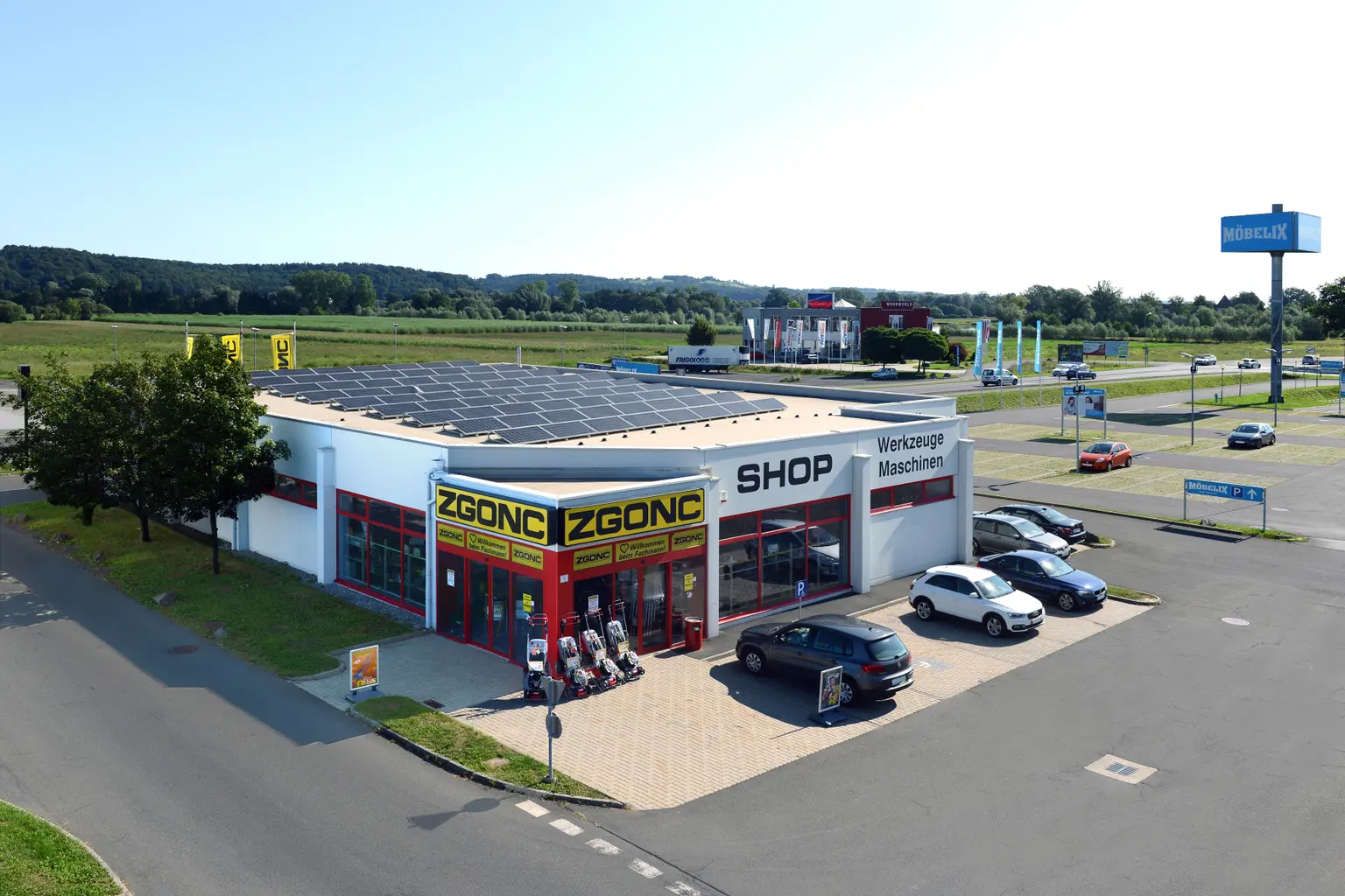 Bild des ZGONC-Standortes Feldbach mit Parkplatz und Umgebung aus der Vogelperspektive.