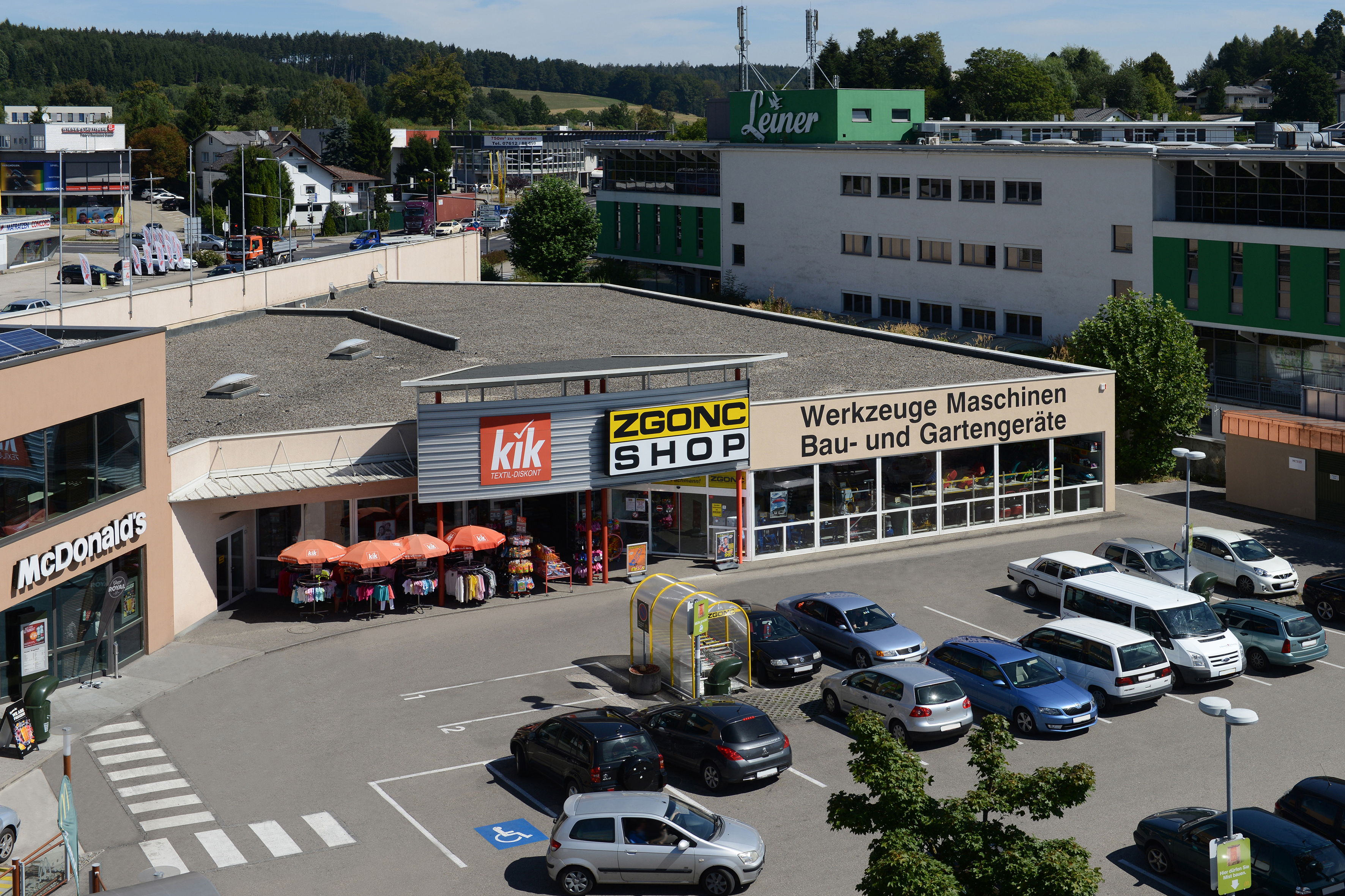 Bild des ZGONC-Standortes Vöcklabruck mit Parkplatz und Umgebung aus der Vogelperspektive