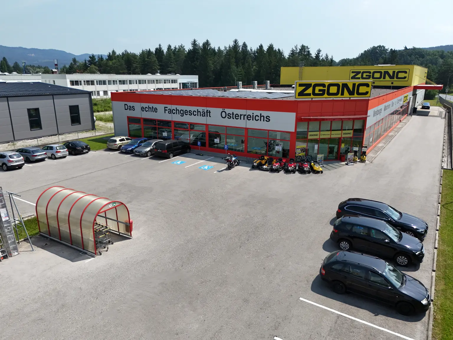 Bild des ZGONC-Standortes Villach mit Parkplatz und Umgebung aus der Vogelperspektive