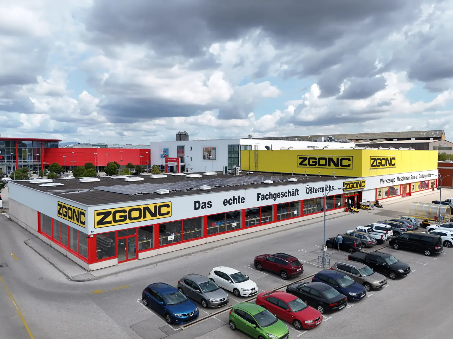 Bild des ZGONC-Standortes Wiener Neustadt mit Parkplatz und Umgebung aus der Vogelperspektive