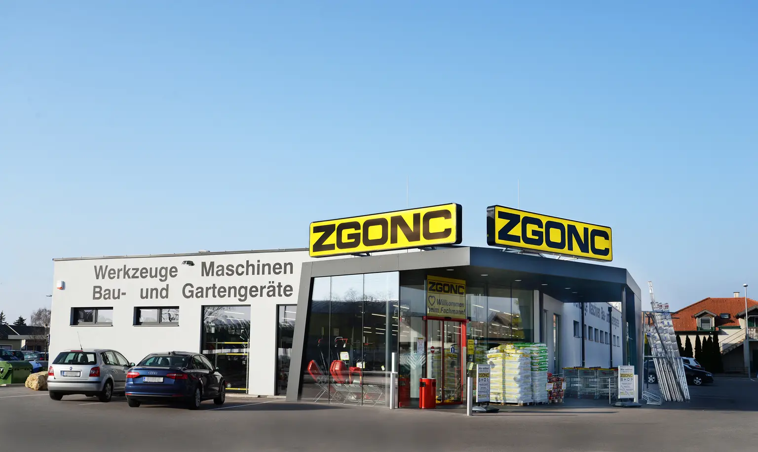 Bild des ZGONC-Standortes Neusiedl mit Parkplatz und Umgebung aus der Vogelperspektive.