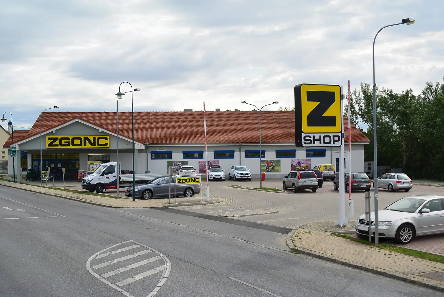 Bild des ZGONC-Standortes Mistelbach mit Parkplatz und Umgebung aus der Vogelperspektive.