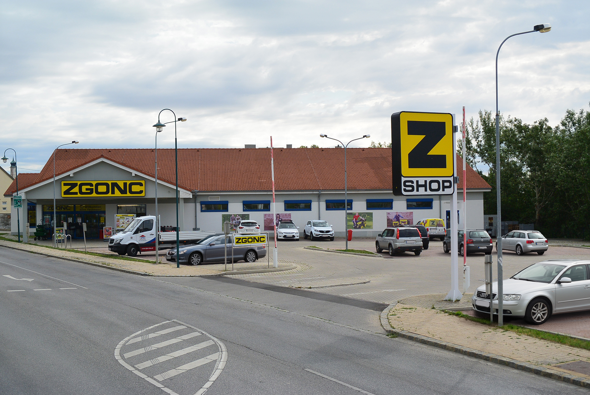 Bild des ZGONC-Standortes Mistelbach mit Parkplatz und Umgebung aus der Vogelperspektive.