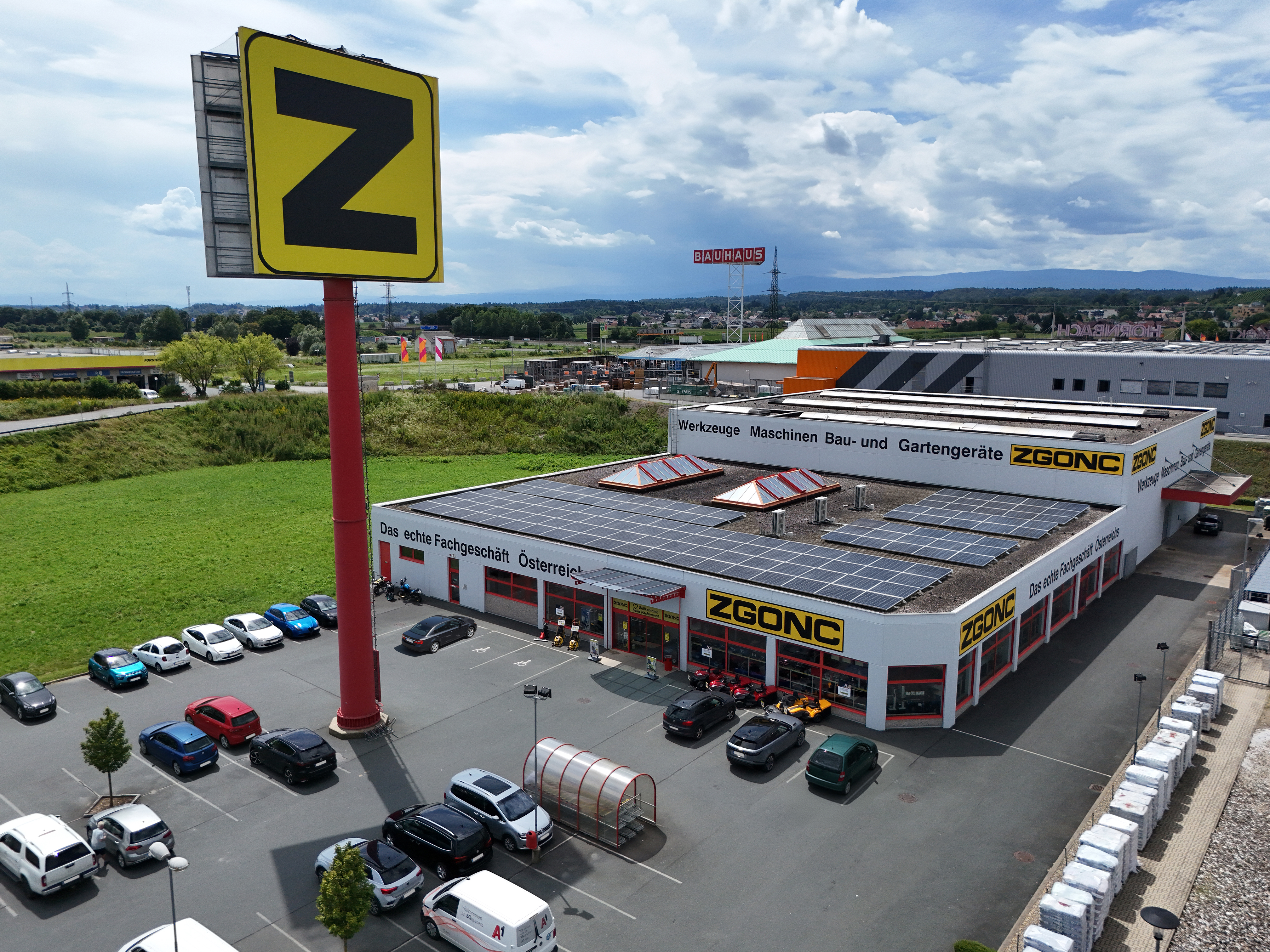 Bild des ZGONC-Standortes Graz mit Parkplatz und Umgebung aus der Vogelperspektive.