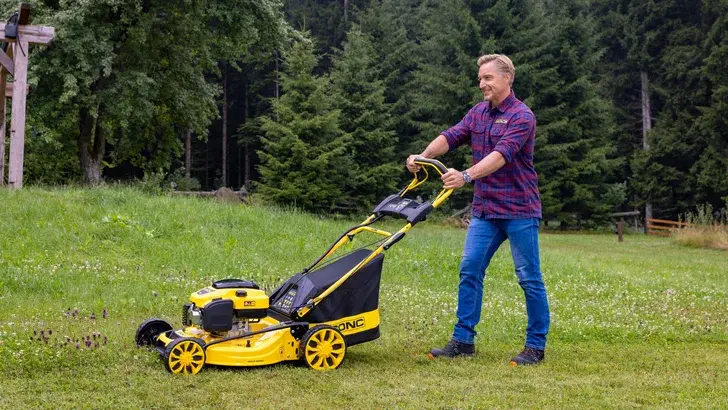 Den Rasenmäher fit für den Frühling machen - Cover Image