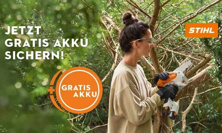 Frau mit Schutzbrille verwendet STIHL Akku-Säge im Garten, Werbeaktion mit gratis Akku-Angebot