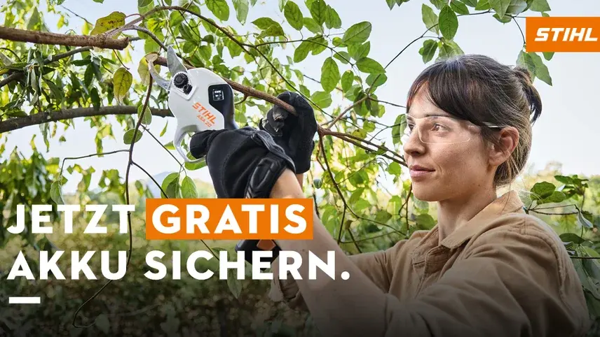 Frau schneidet mit einer STIHL Akku-Gartenschere Äste – Werbung mit dem Text „Jetzt gratis Akku sichern."