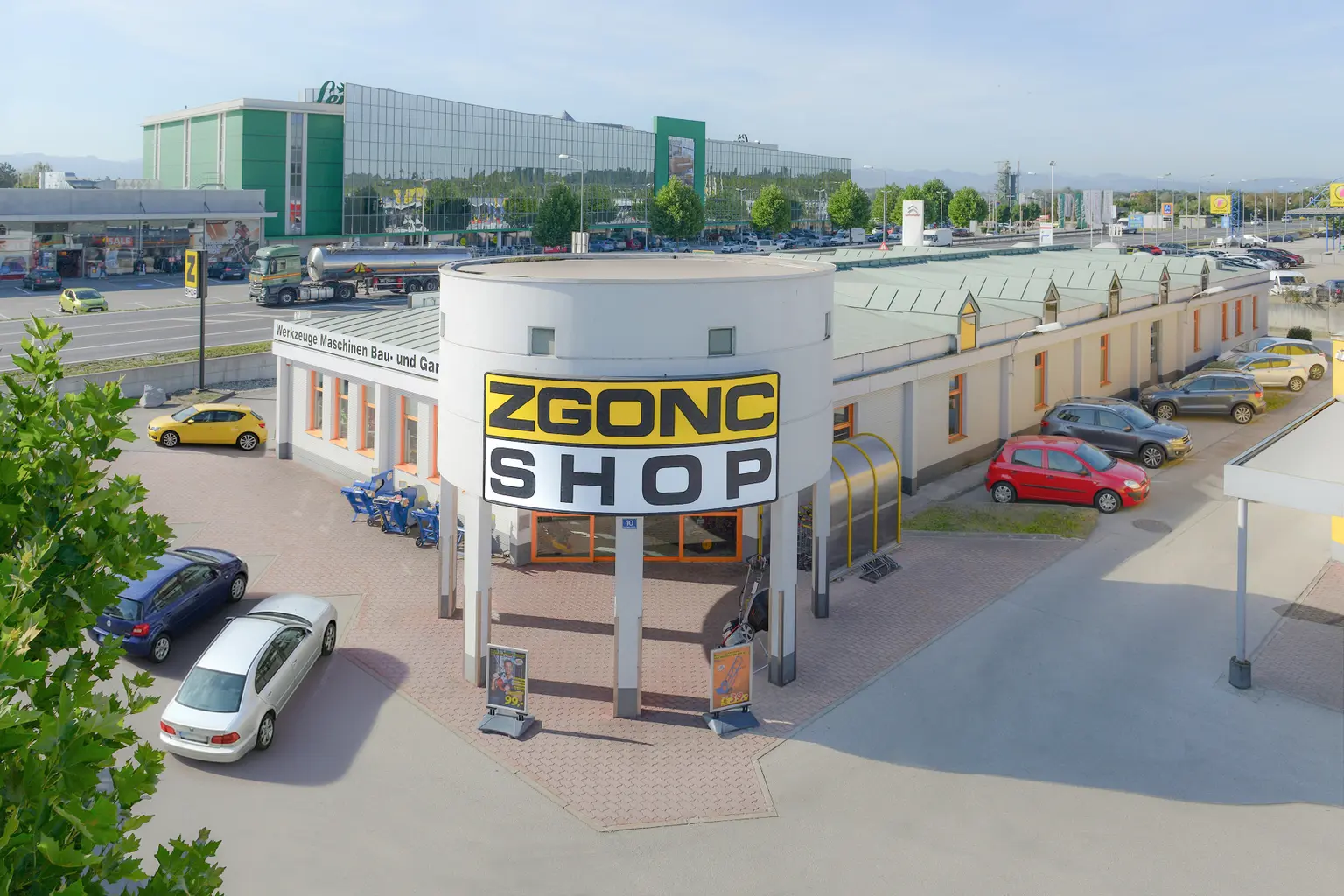 Bild des ZGONC-Standortes Amstetten mit Parkplatz und Umgebung aus der Vogelperspektive.