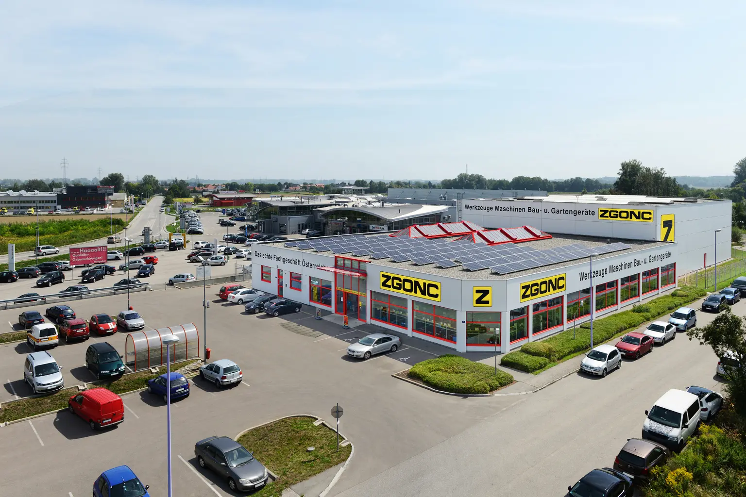 Bild des ZGONC-Standortes Krems mit Parkplatz und Umgebung aus der Vogelperspektive.