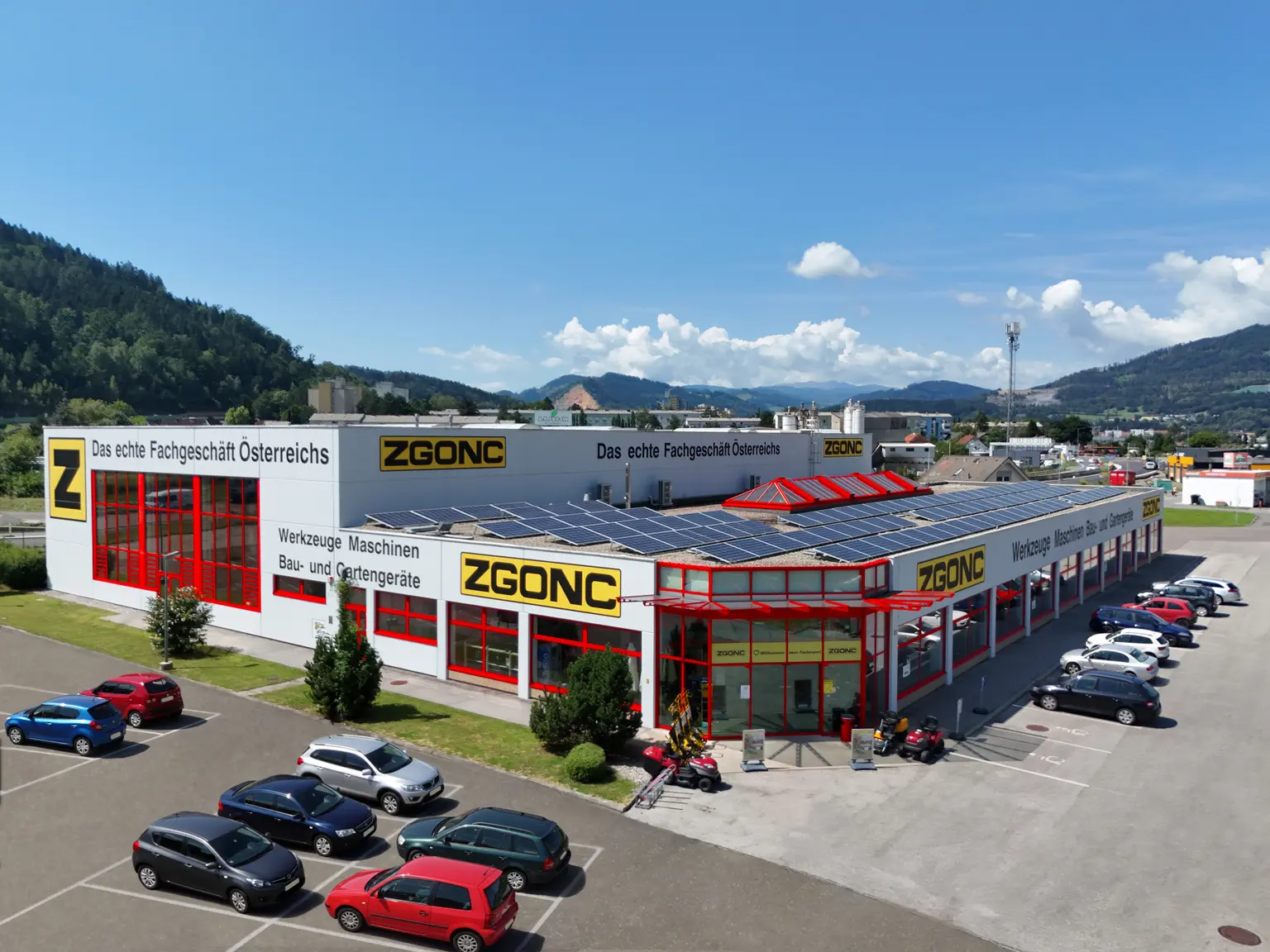 Bild des ZGONC-Standortes Leoben mit Parkplatz und Umgebung aus der Vogelperspektive.