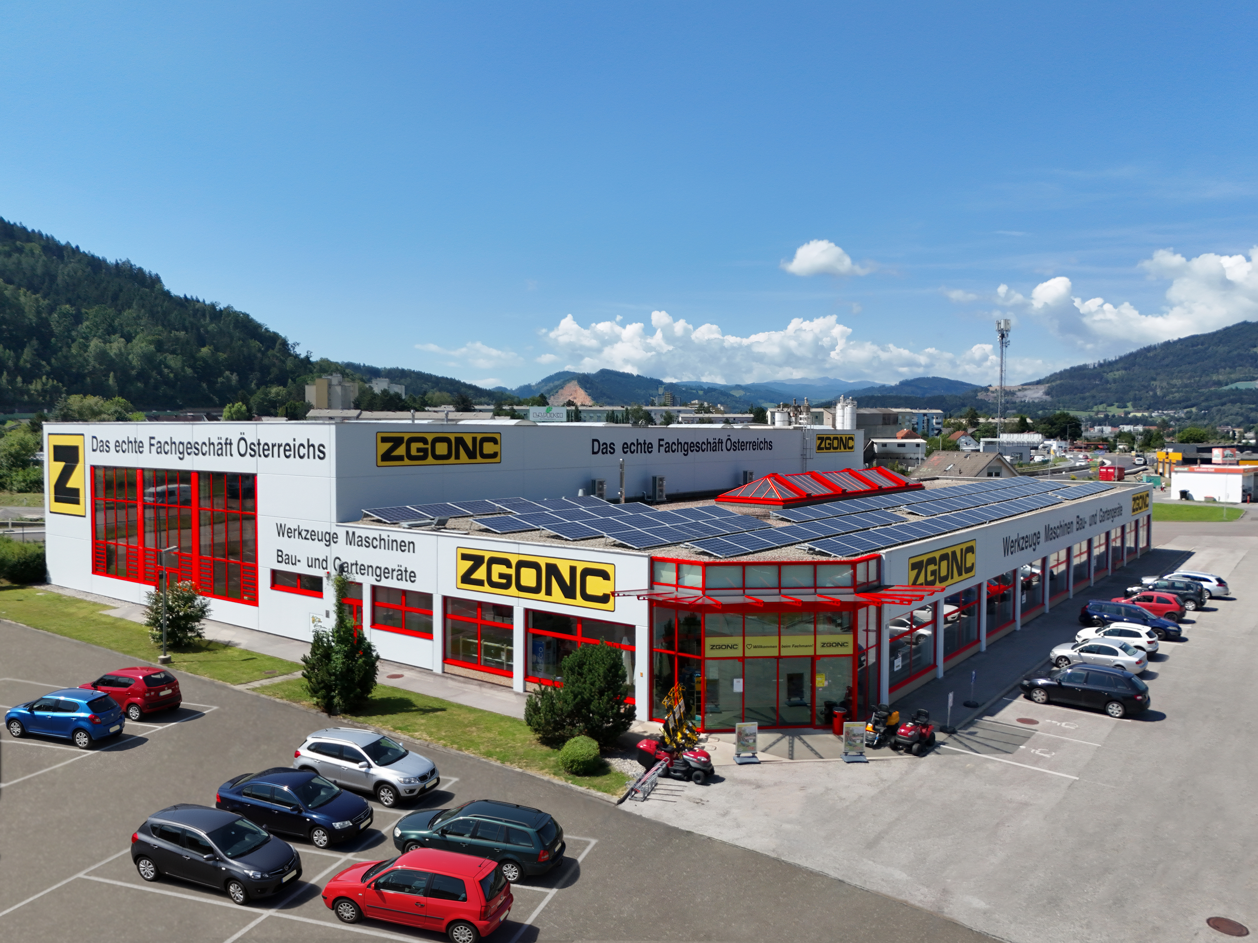 Bild des ZGONC-Standortes Leoben mit Parkplatz und Umgebung aus der Vogelperspektive.