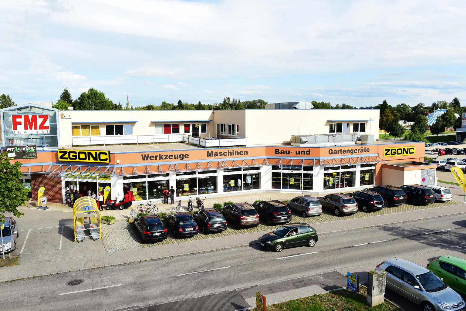 Bild des ZGONC-Standortes Braunau mit Parkplatz und Umgebung aus der Vogelperspektive.