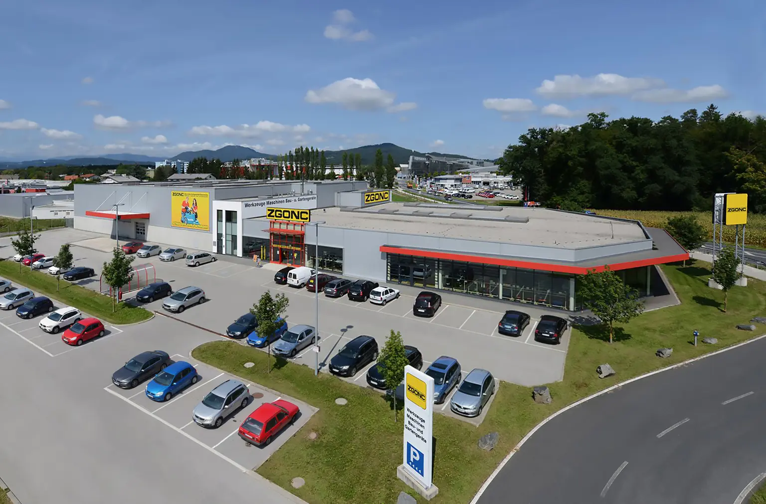 Bild des ZGONC-Standortes Klagenfurt mit Parkplatz und Umgebung aus der Vogelperspektive.
