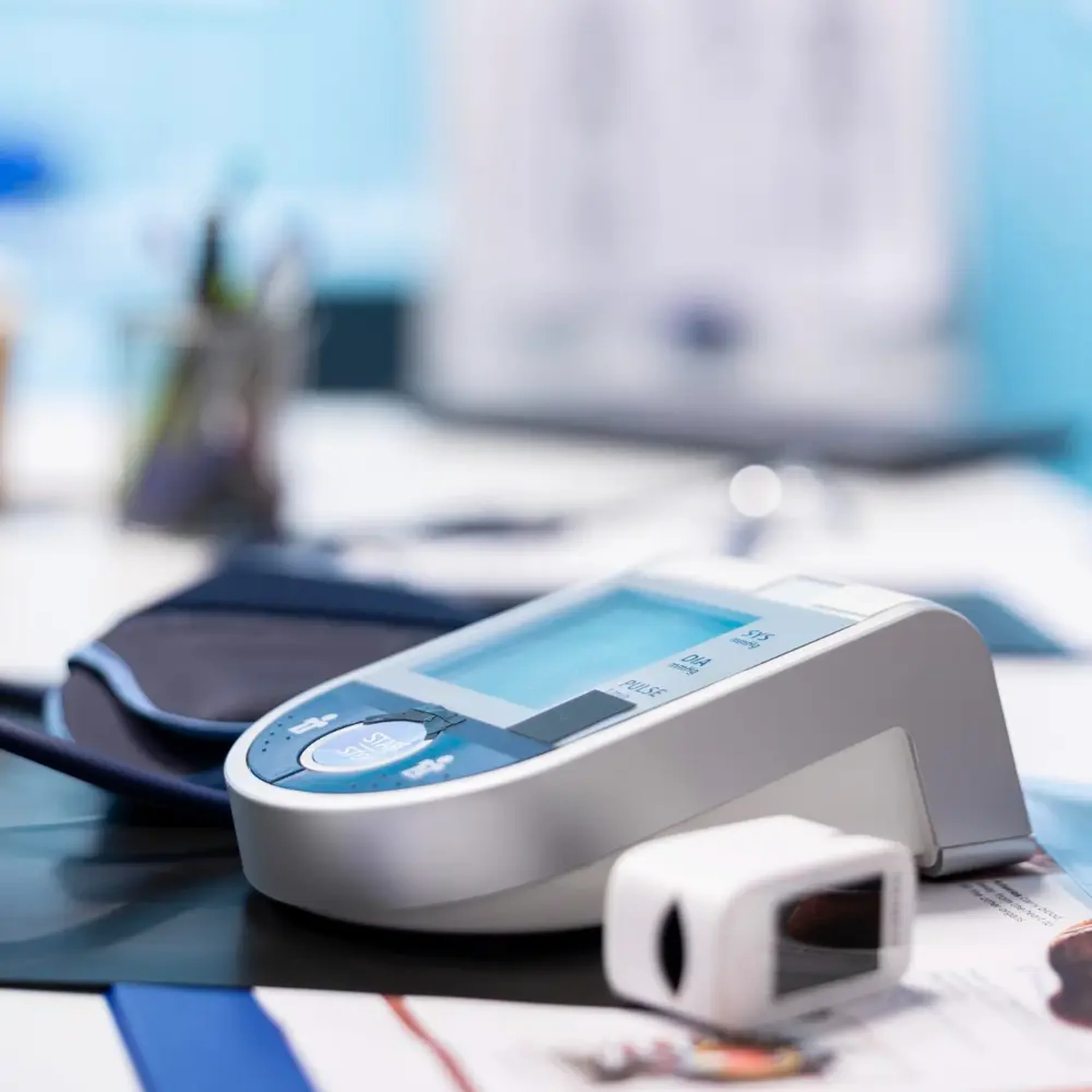 Ψηφιακό πιεσόμετρο με οθόνη σε ιατρικό γραφείο για την παρακολούθηση της αρτηριακής πίεσης στον διαβήτη