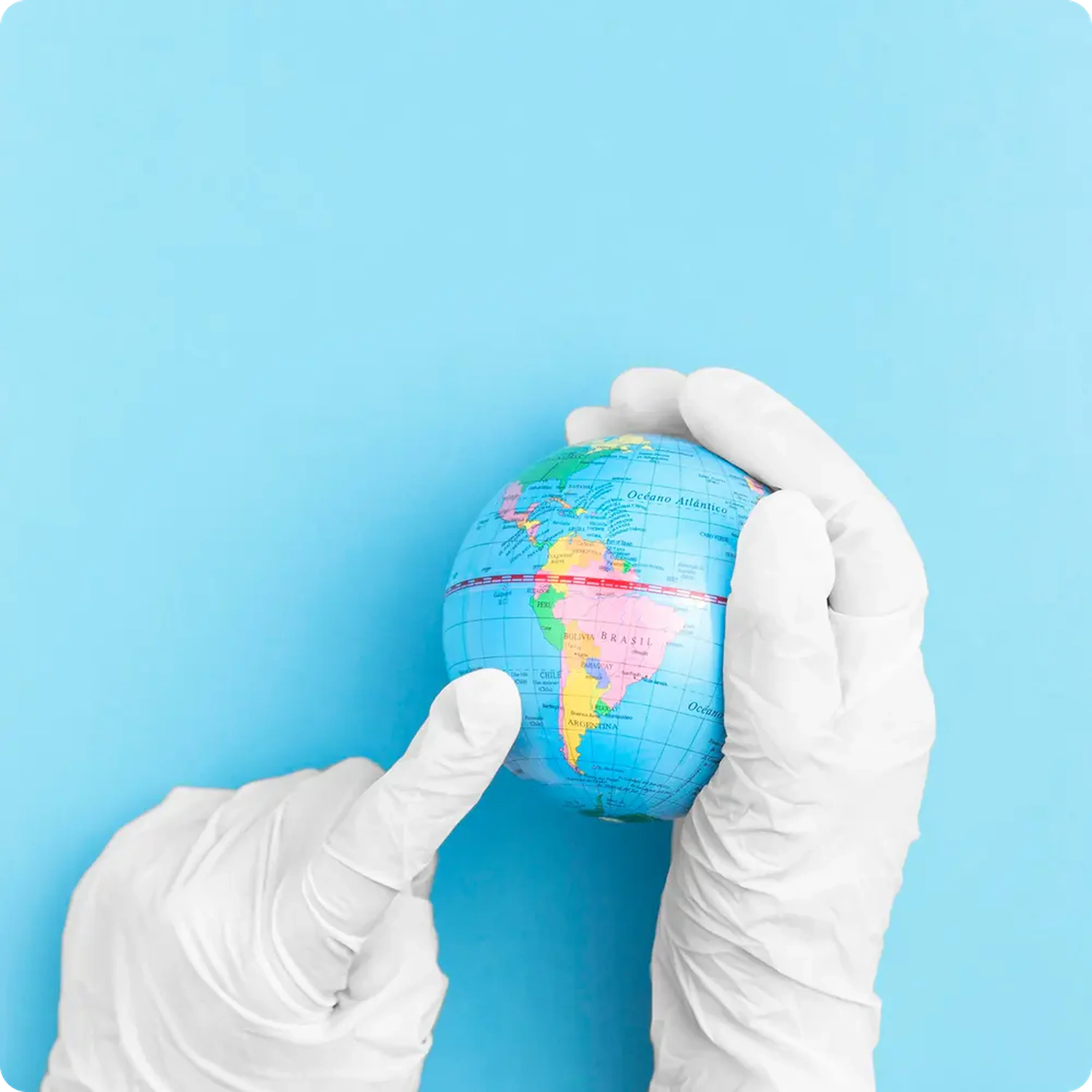 Χέρια με λευκά ιατρικά γάντια που κρατούν μικρή υδρόγειο σφαίρα σε γαλάζιο φόντο για την Παγκόσμια Ημέρα Διαβήτη