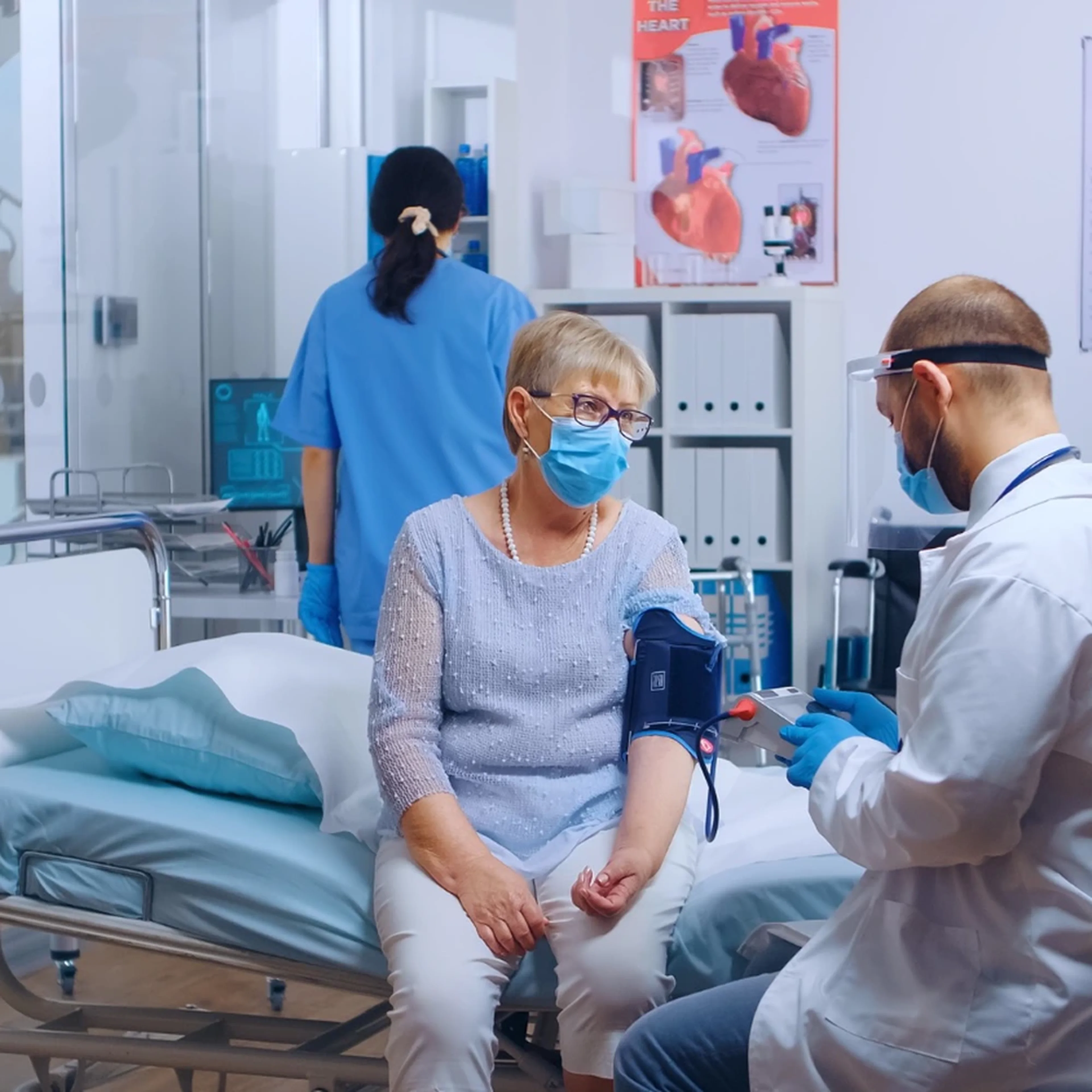 Ιατρική εξέταση ασθενούς με μάσκα - μέτρηση αρτηριακής πίεσης από γιατρό