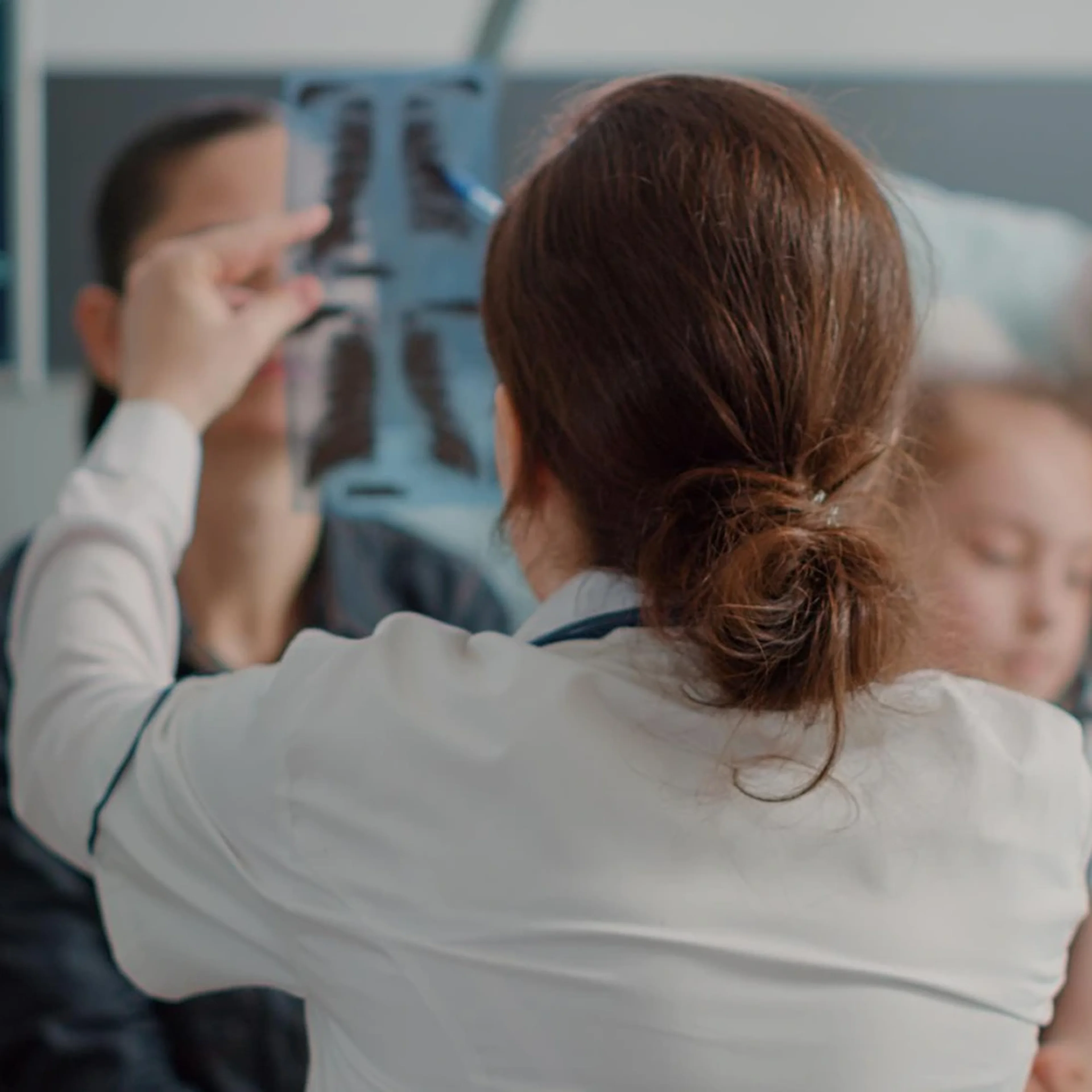 Γιατρός εξετάζει ακτινογραφίες θώρακα για διάγνωση αναπνευστικής νόσου