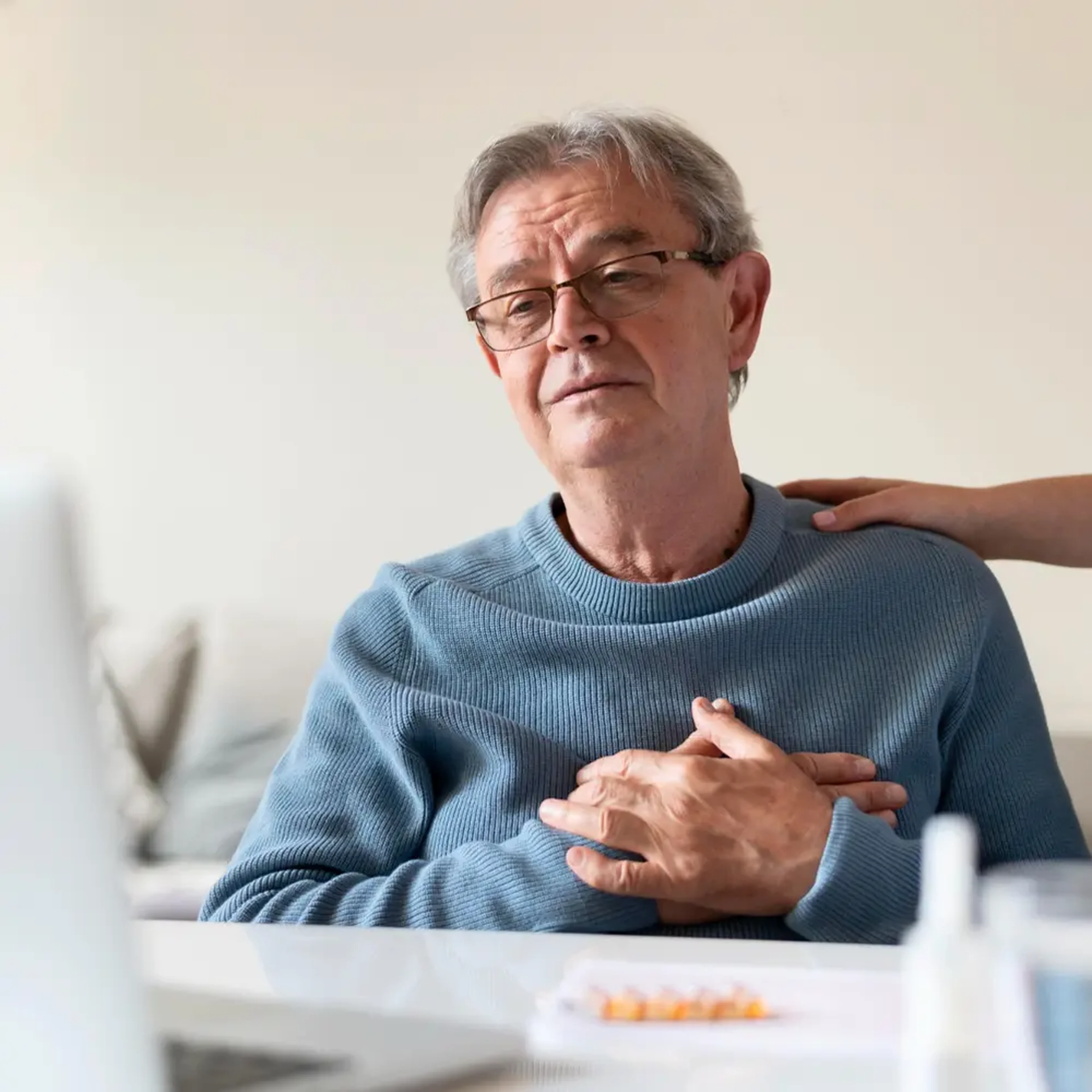 Ηλικιωμένος άνδρας με καρδιαγγειακά συμπτώματα κρατά το στήθος του