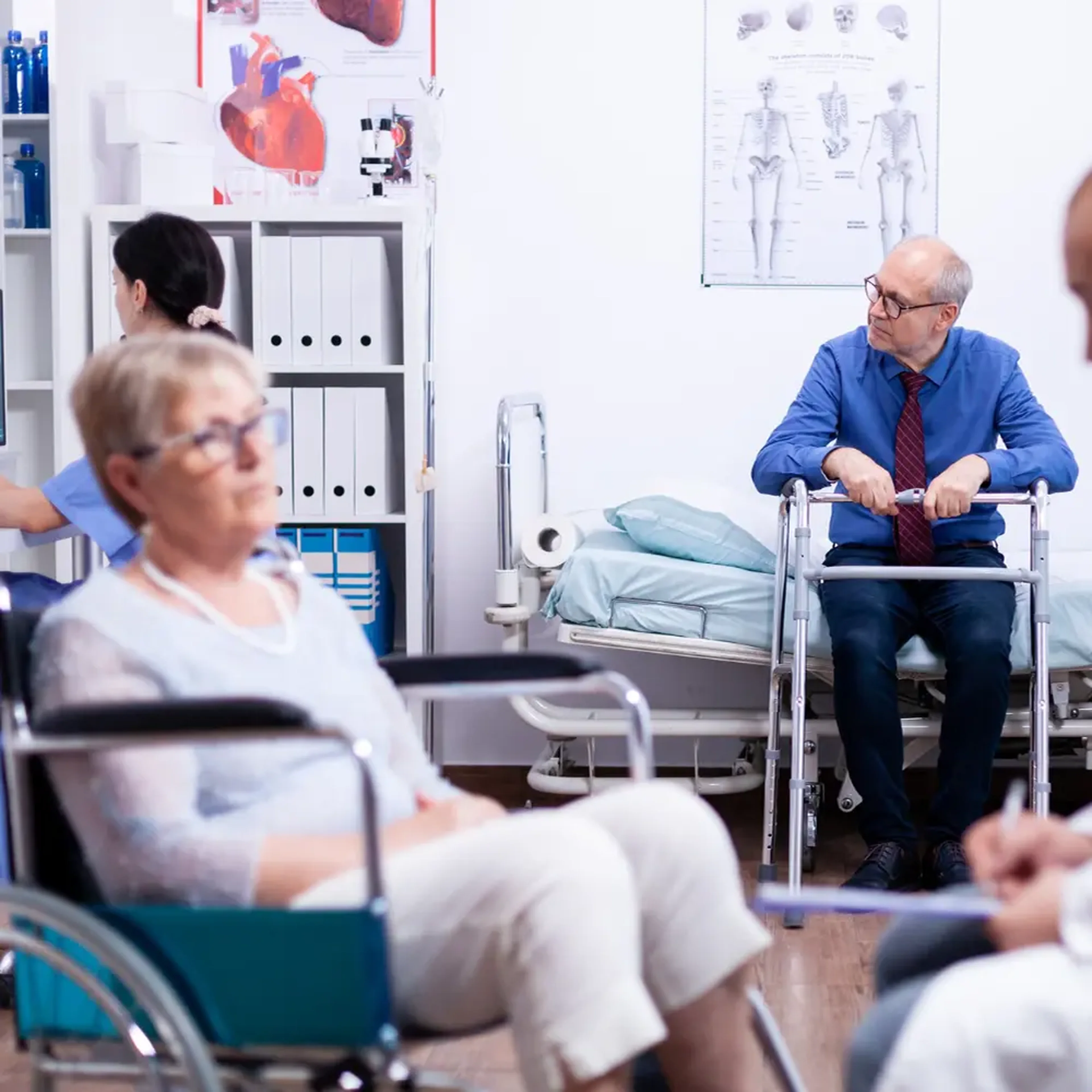 Ομάδα ασθενών με χρόνια νόσο σε συνεδρία υποστήριξης και εκπαίδευσης υγείας