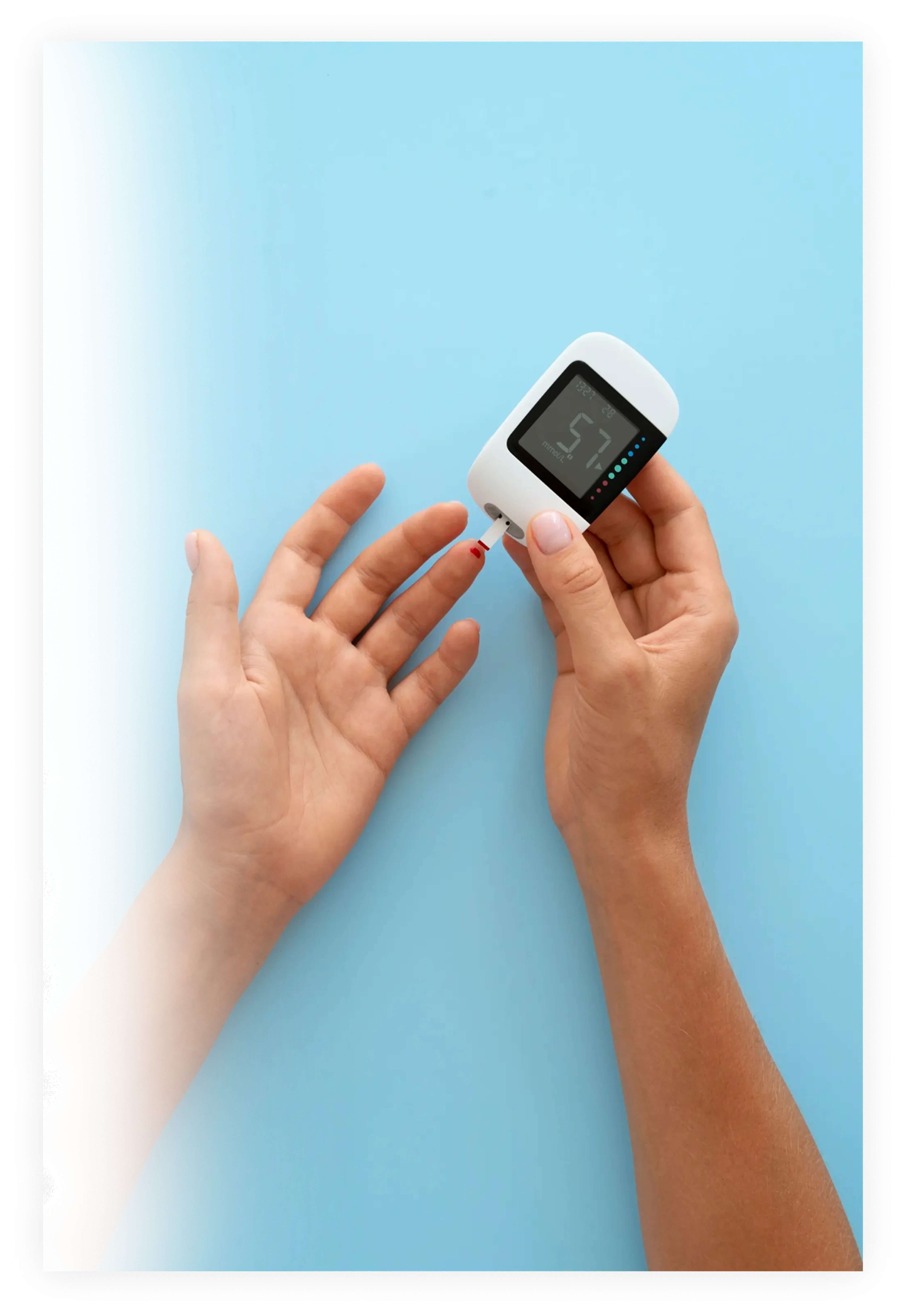 Χέρια γυναίκας που κρατούν μετρητή γλυκόζης και πραγματοποιούν δοκιμή σε γαλάζιο φόντο