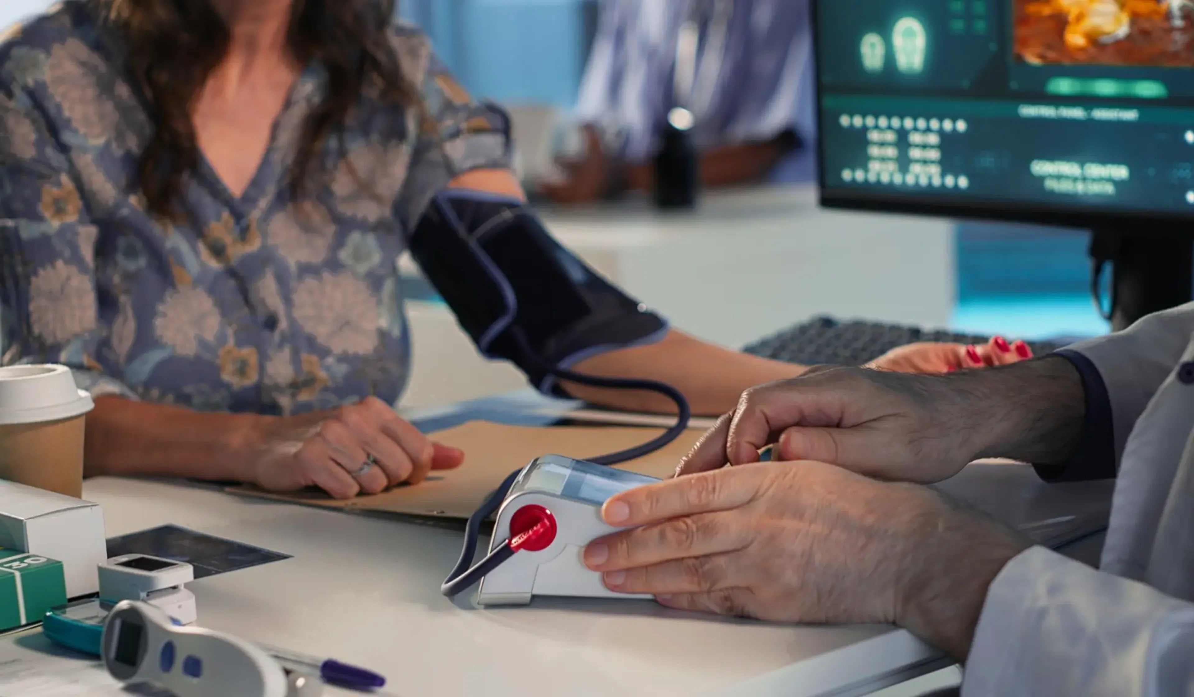 Επαγγελματίας υγείας μετρά την αρτηριακή πίεση ασθενούς με ψηφιακό πιεσόμετρο