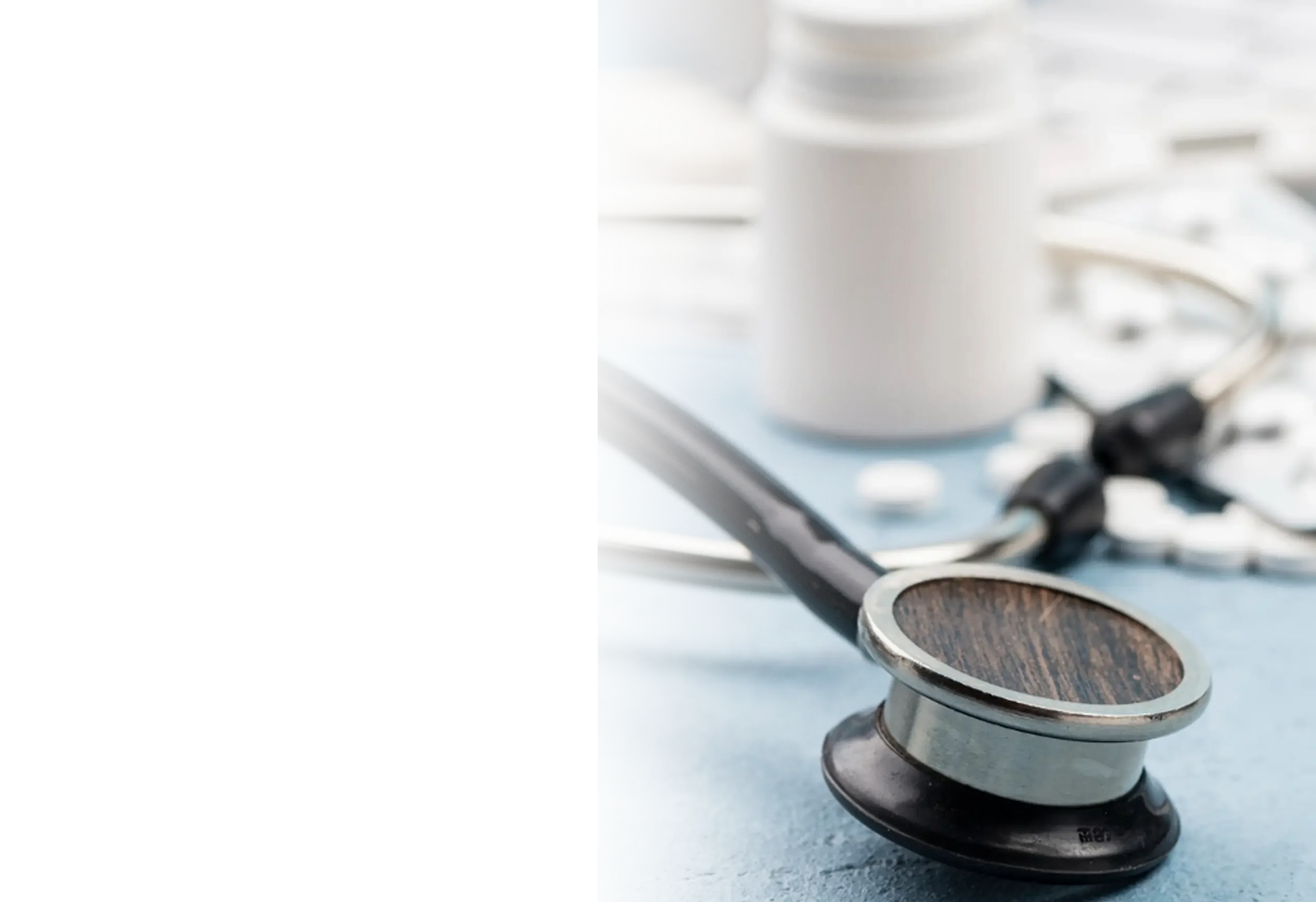 Στηθοσκόπιο και ιατρικός εξοπλισμός σε γαλάζιο γραφείο με καφέ για ιατρική εξέταση διαβήτη